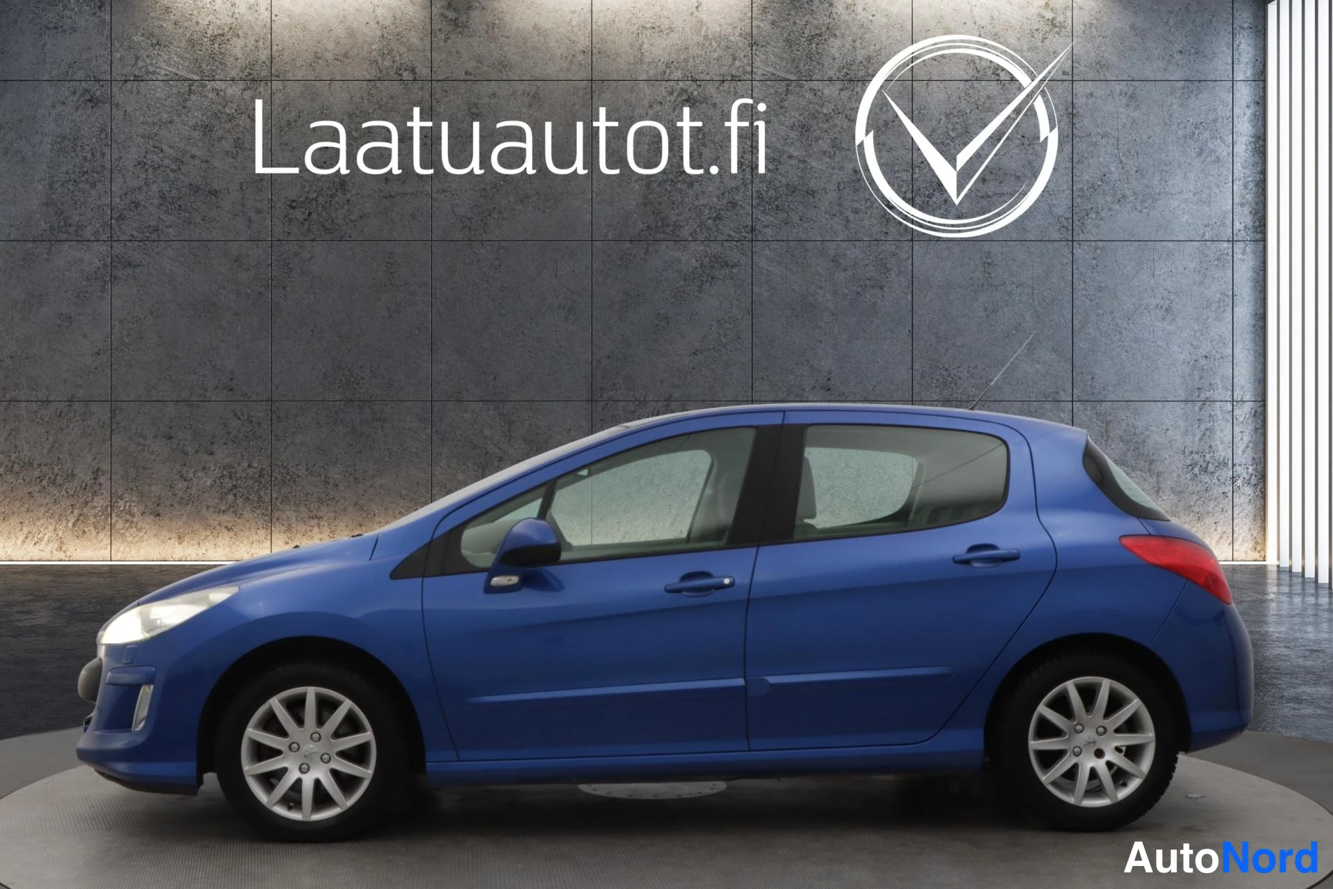Sininen Peugeot 308 2010, sivulta, kuva 2