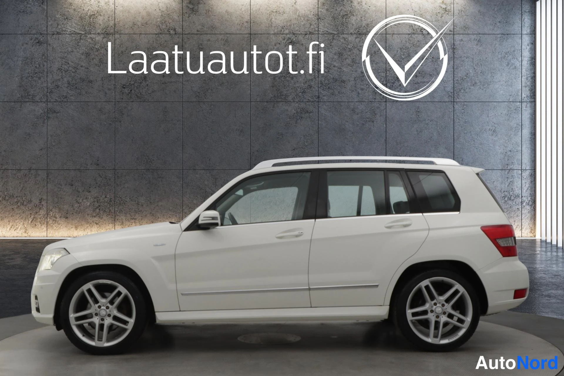 Valkoinen Mercedes-Benz GLK 2011, sivulta, kuva 3
