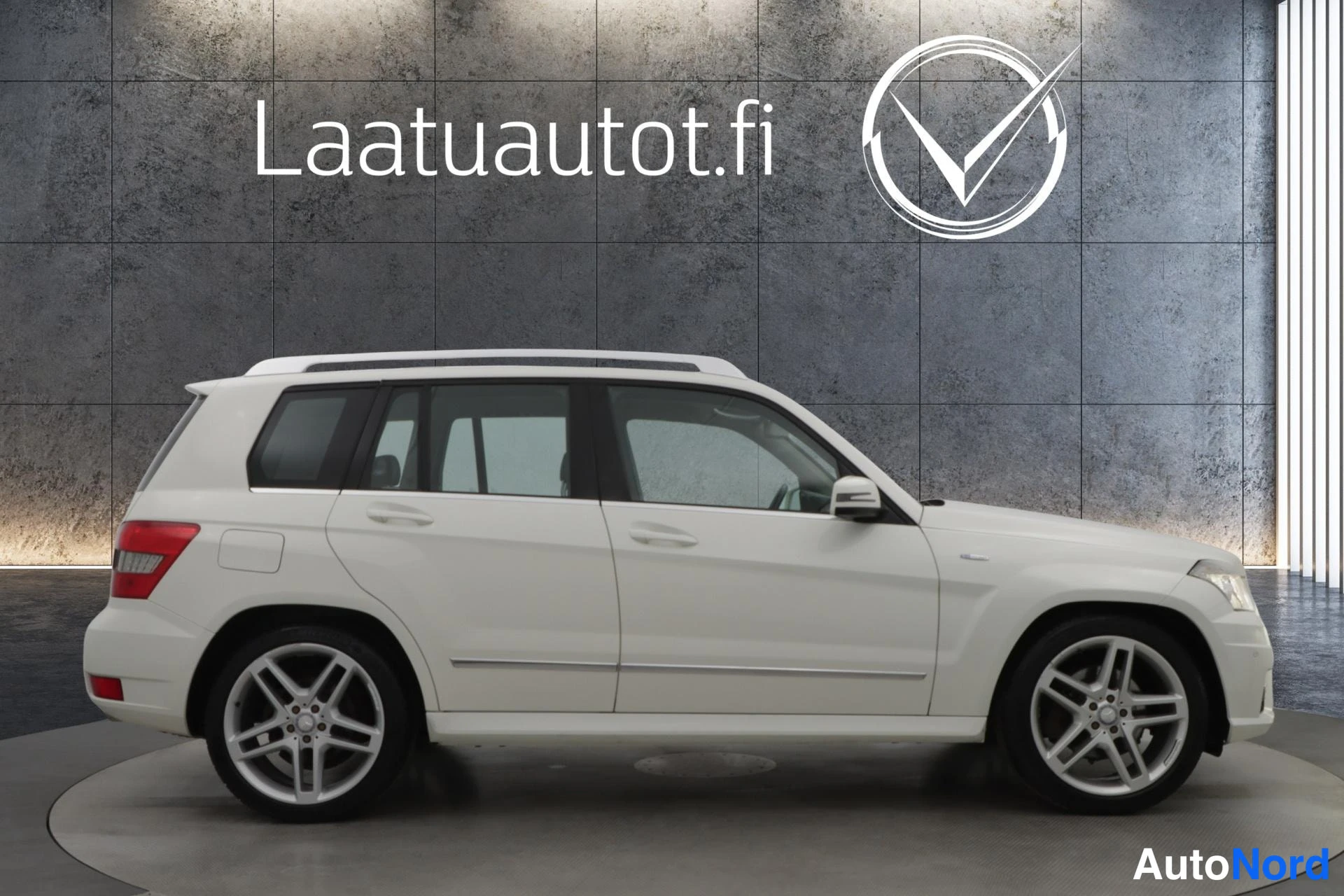 Valkoinen Mercedes-Benz GLK 2011, sivulta, kuva 4