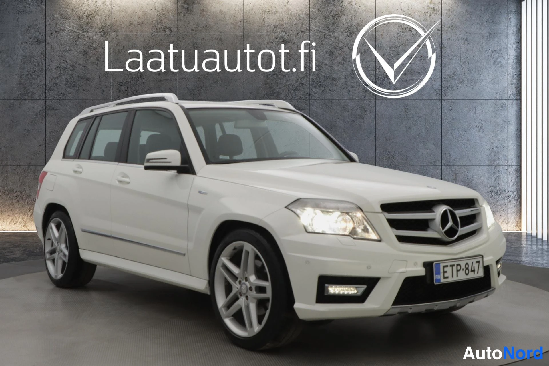 Valkoinen Mercedes-Benz GLK 2011, etuviisto, keula oikealle, kuva 2