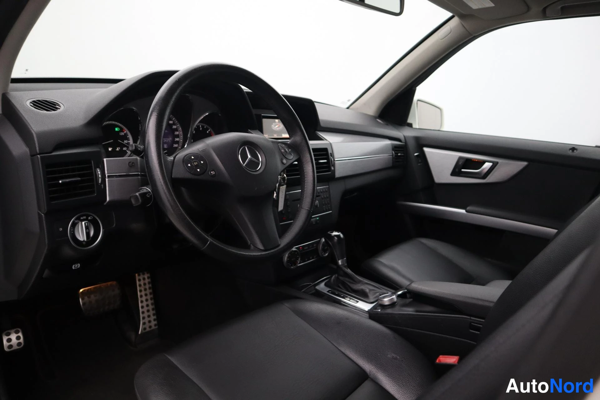 Valkoinen Mercedes-Benz GLK 2011, kuva 9