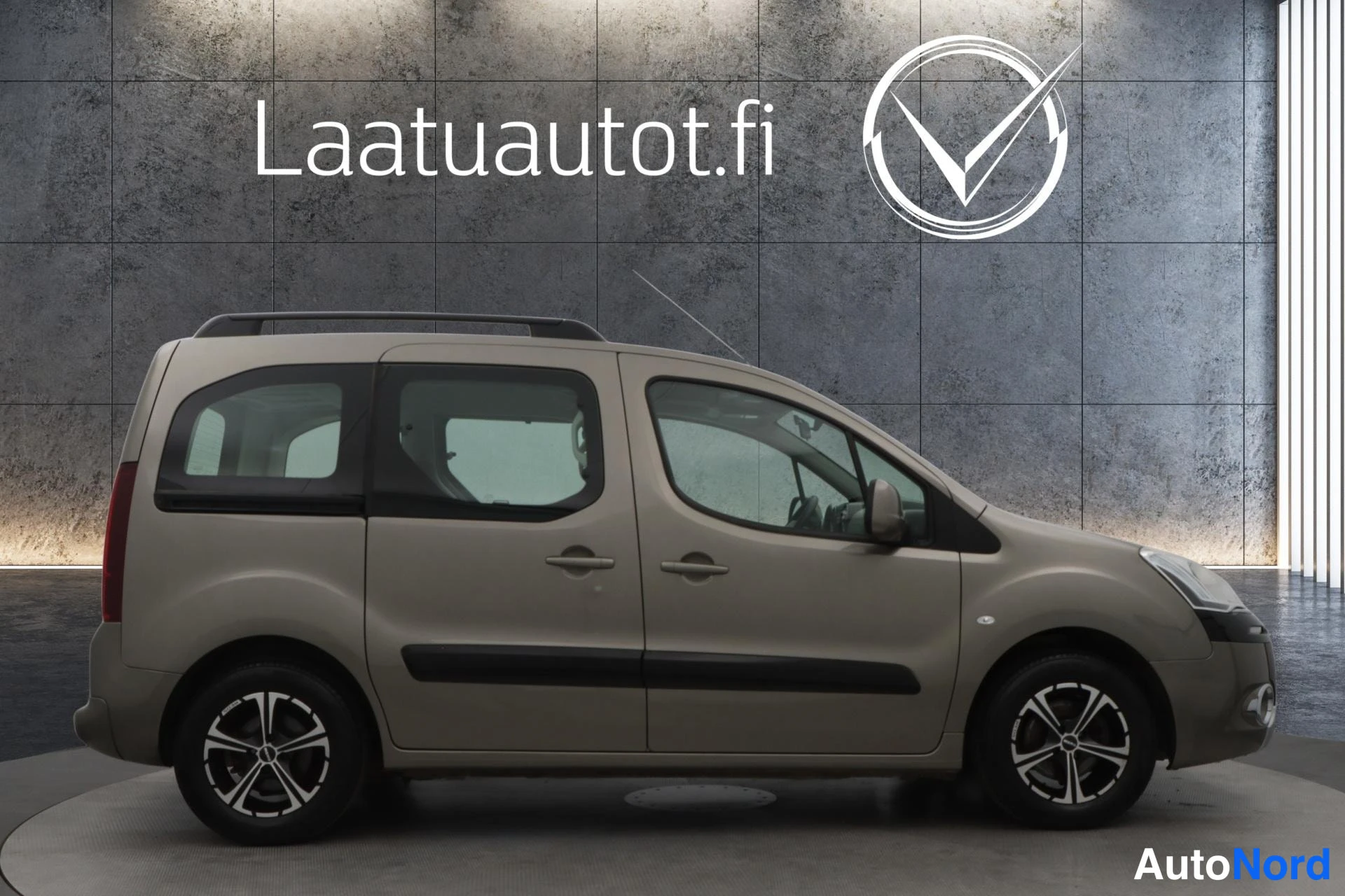Harmaa Citroen Berlingo 2014, etuviisto, keula oikealle, kuva 3