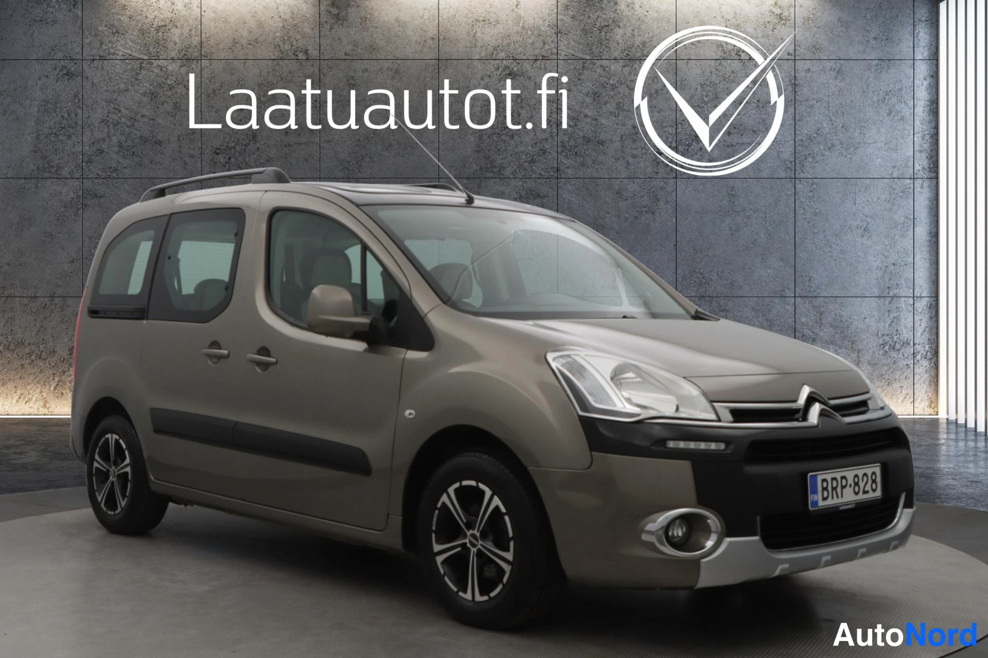 Harmaa Citroen Berlingo 2014, etuviisto, keula oikealle, kuva 2