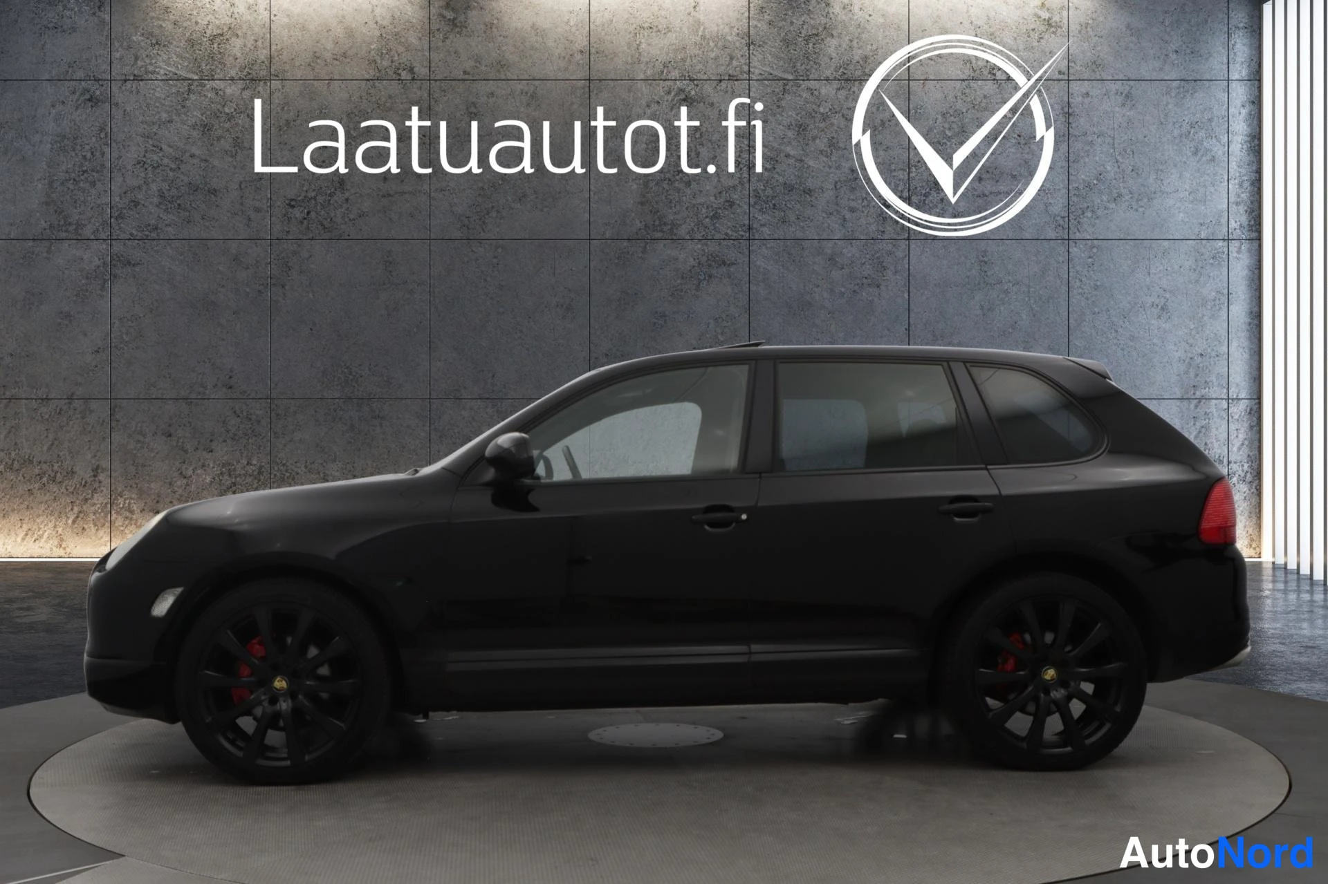 Musta Porsche Cayenne 2006, sivulta, kuva 3