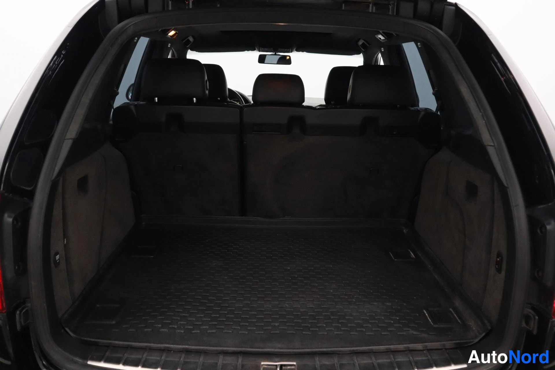 Musta Porsche Cayenne 2006, takaa, kuva 7