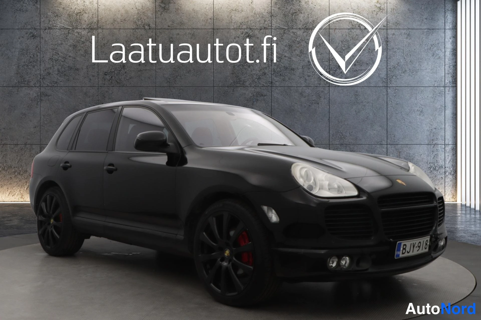 Musta Porsche Cayenne 2006, etuviisto, keula oikealle, kuva 2