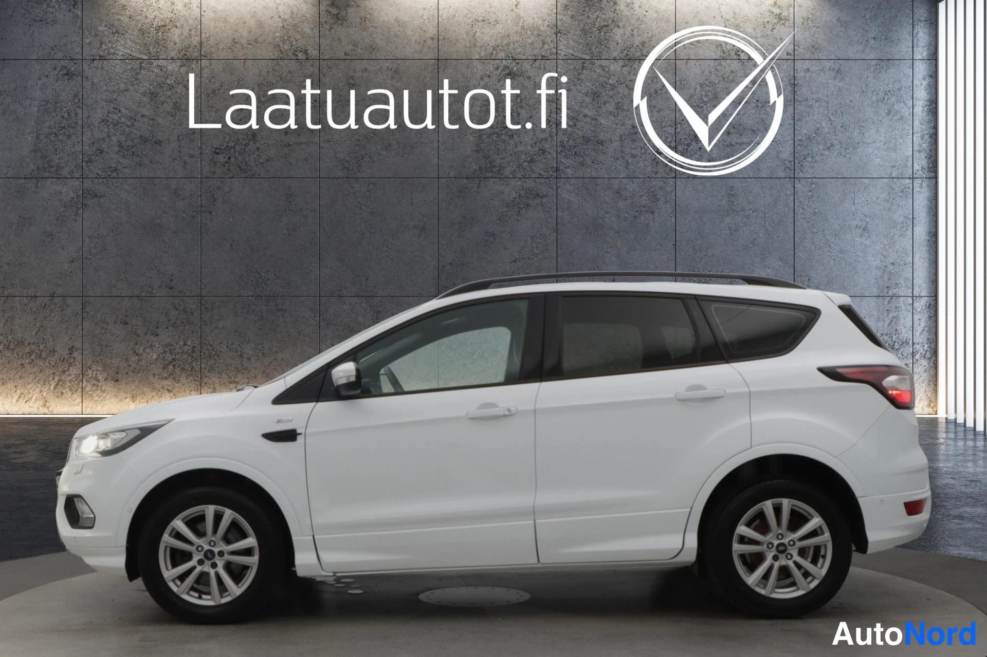 Valkoinen Ford Kuga 2017, sivulta, kuva 6