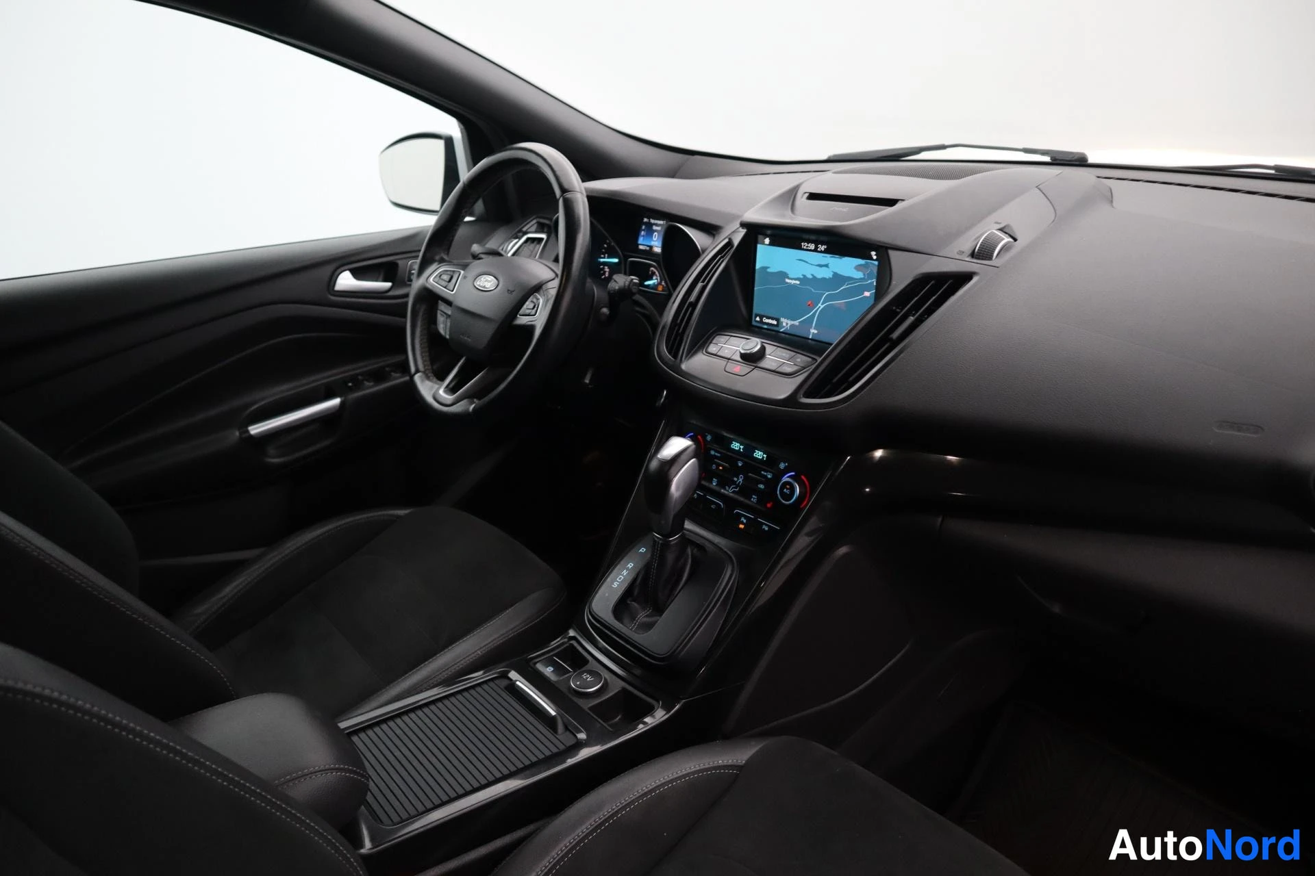 Valkoinen Ford Kuga 2017, kuva 15