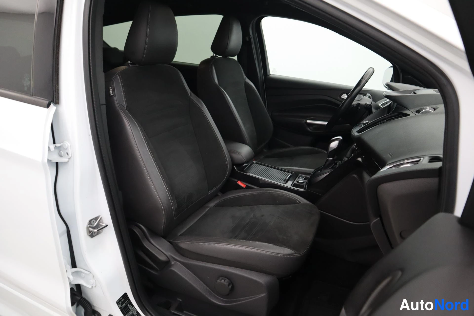Valkoinen Ford Kuga 2017, kuva 16