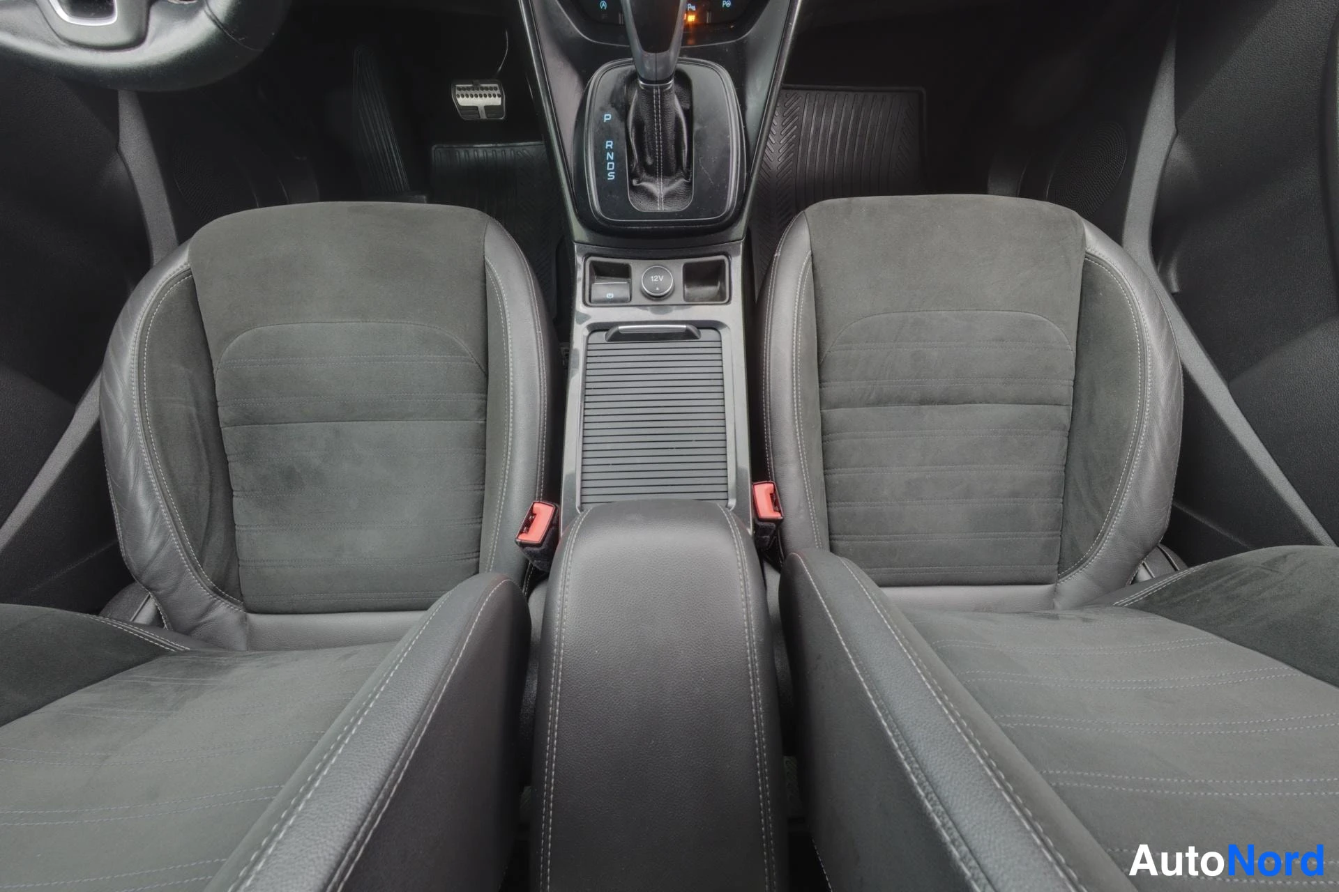 Valkoinen Ford Kuga 2017, kuva 17