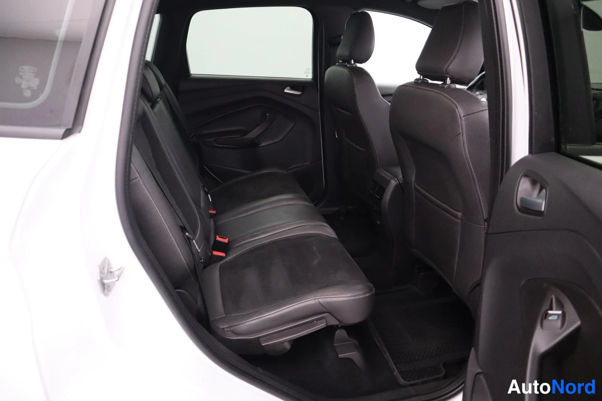 Valkoinen Ford Kuga 2017, kuva 18