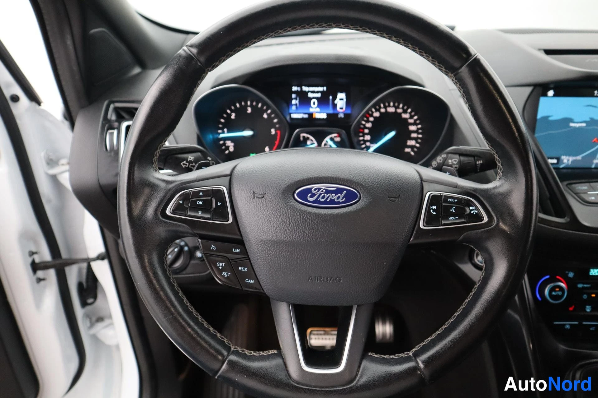 Valkoinen Ford Kuga 2017, kuva 19