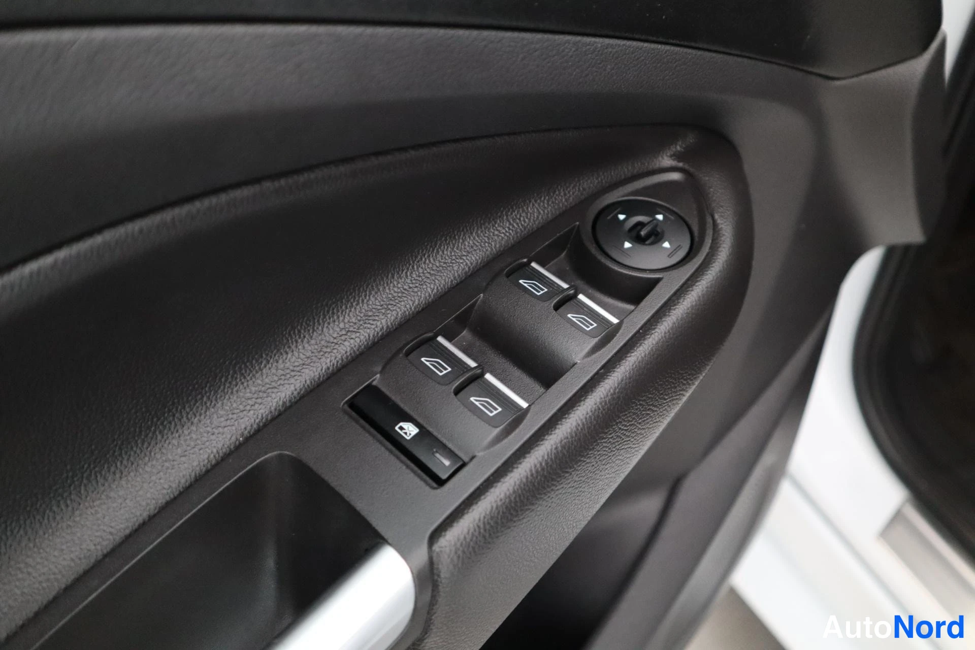 Valkoinen Ford Kuga 2017, kuva 33