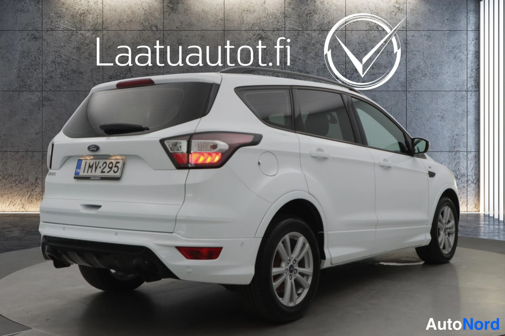 Valkoinen Ford Kuga 2017, takaviisto, kuva 9