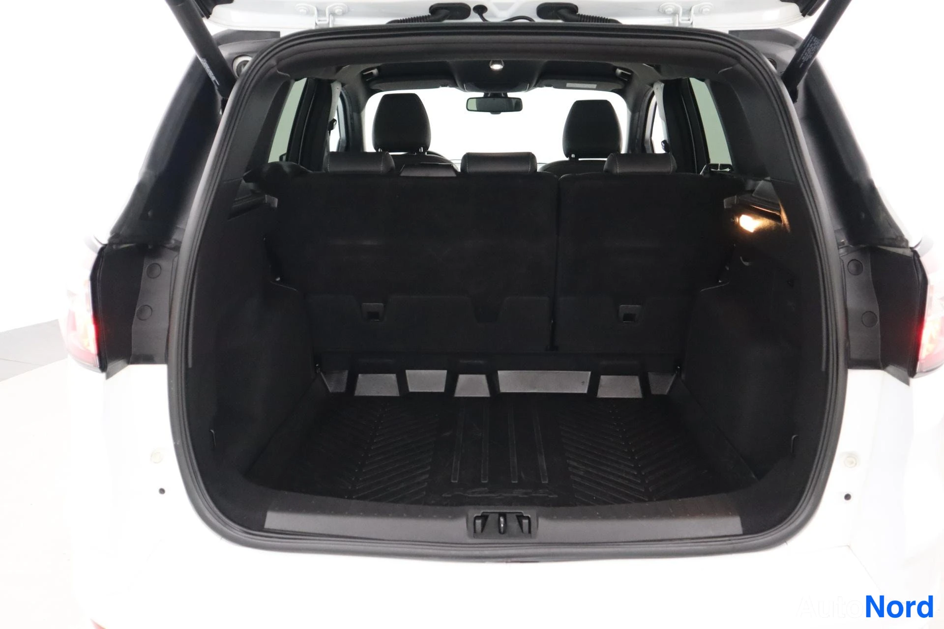 Valkoinen Ford Kuga 2017, kuva 36