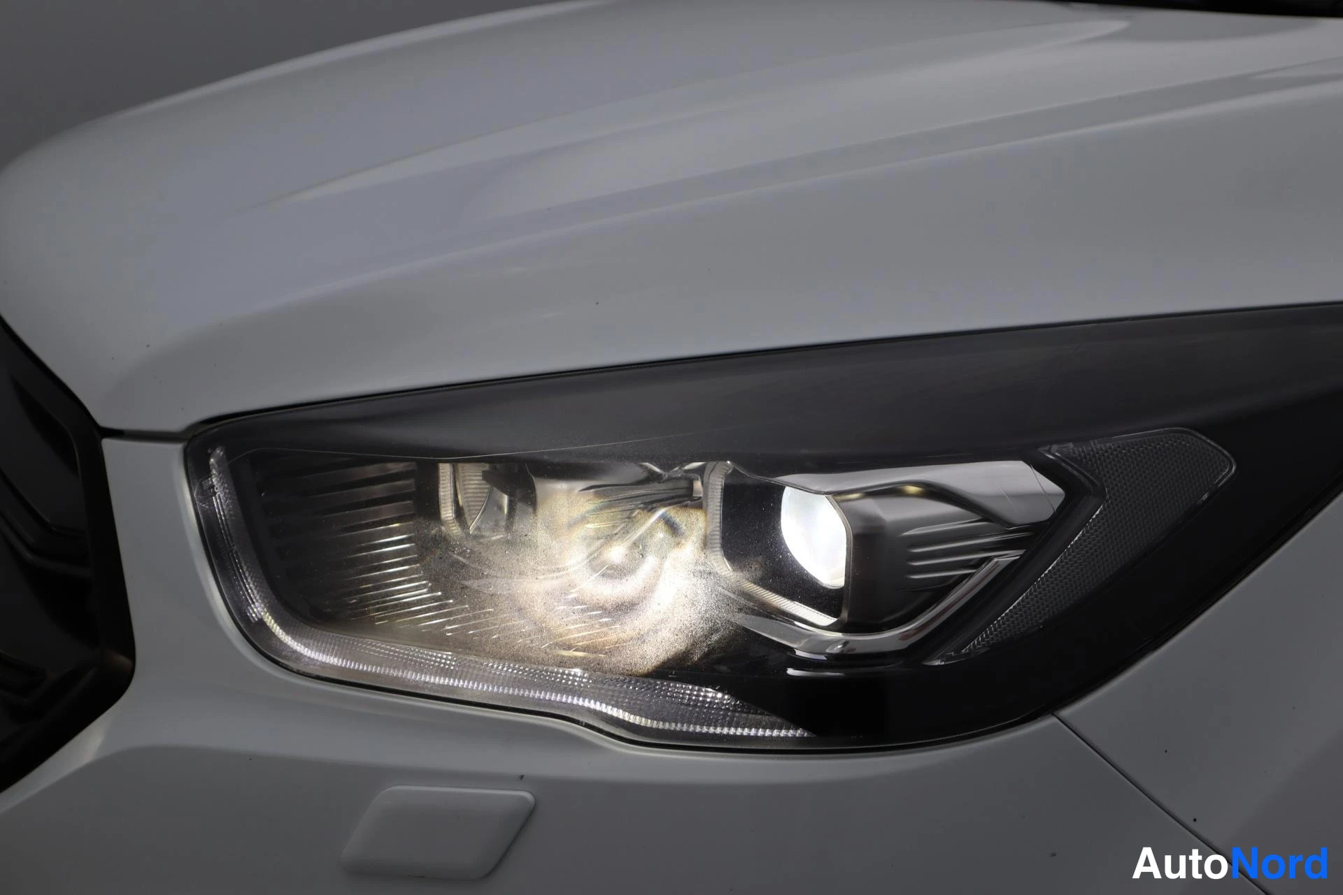 Valkoinen Ford Kuga 2017, edestä, kuva 5