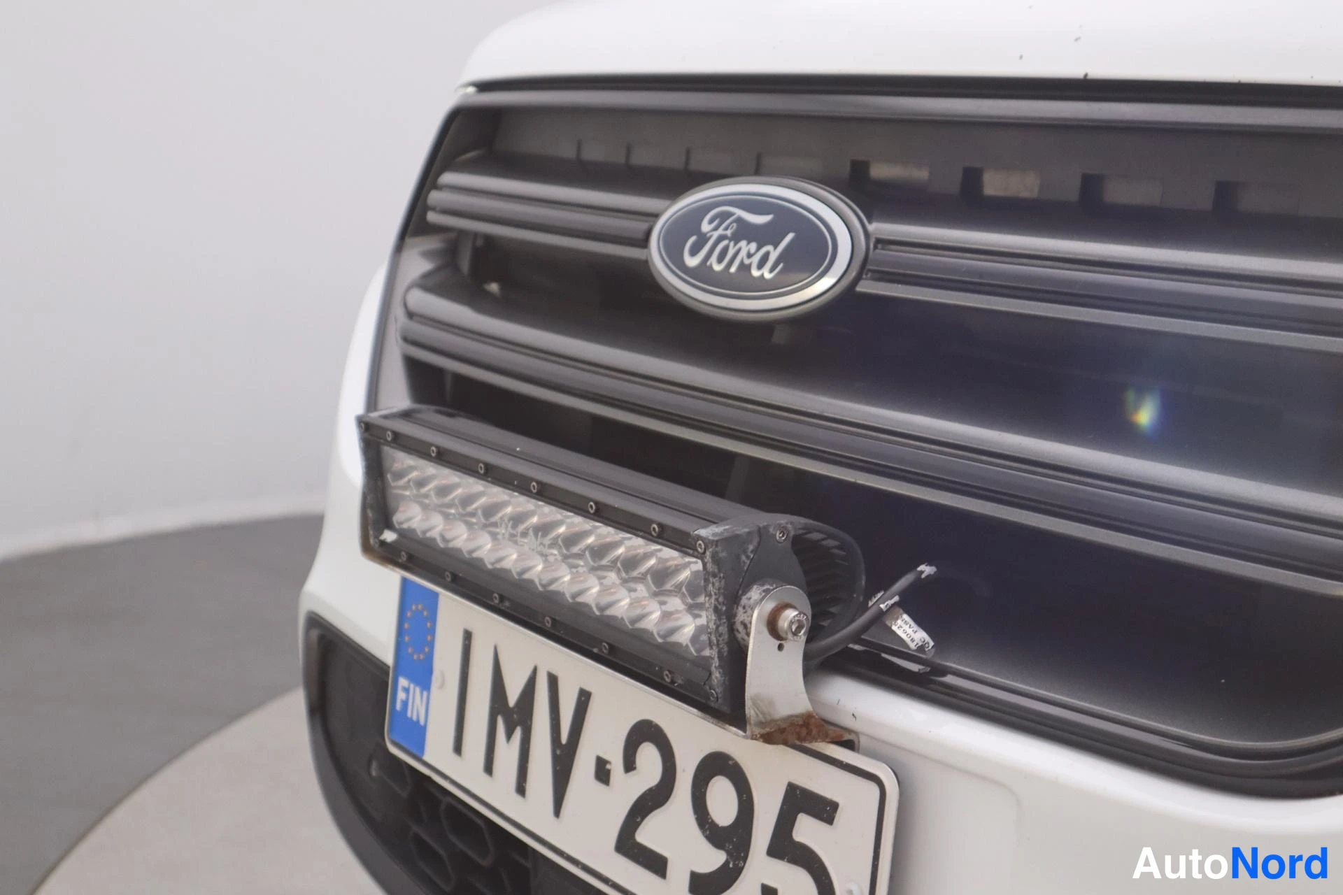 Valkoinen Ford Kuga 2017, edestä, kuva 3