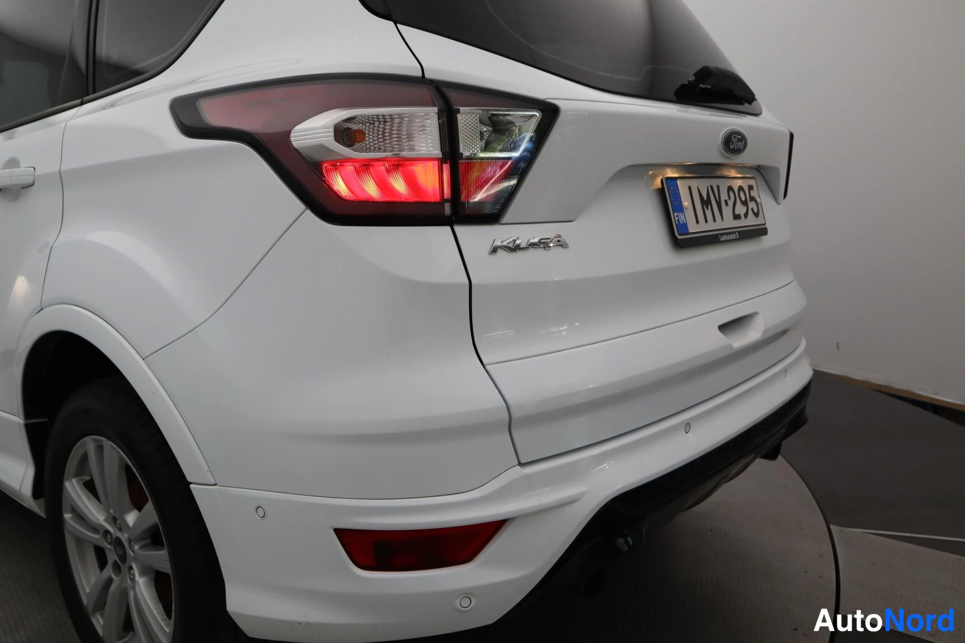 Valkoinen Ford Kuga 2017, takaviisto, kuva 10