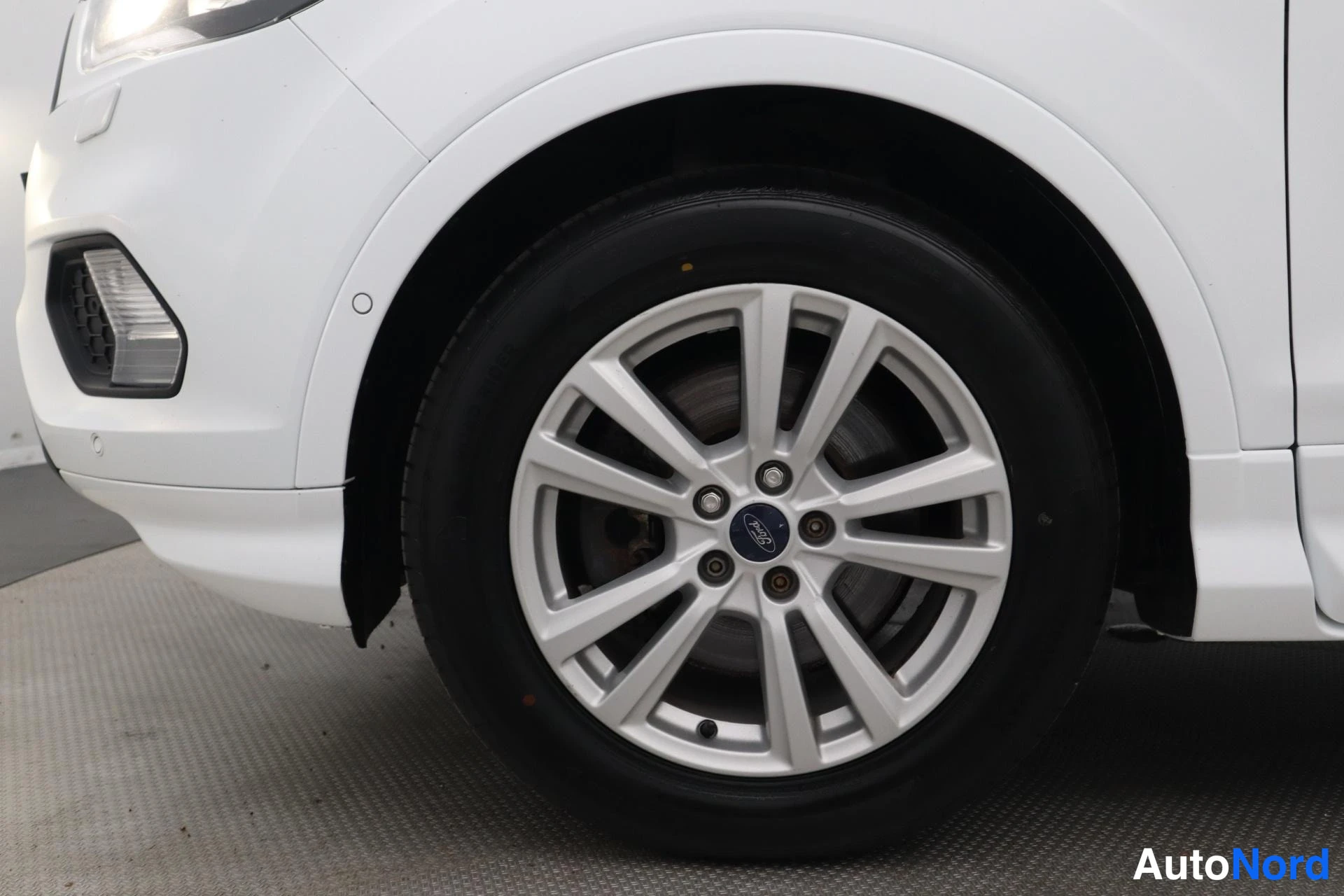 Valkoinen Ford Kuga 2017, edestä, kuva 4