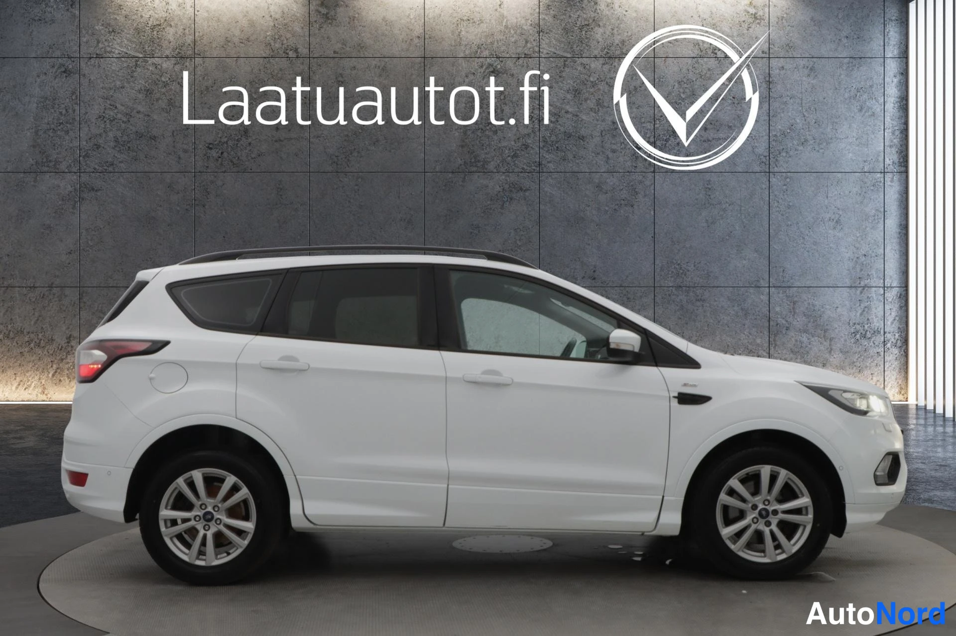 Valkoinen Ford Kuga 2017, sivulta, kuva 7