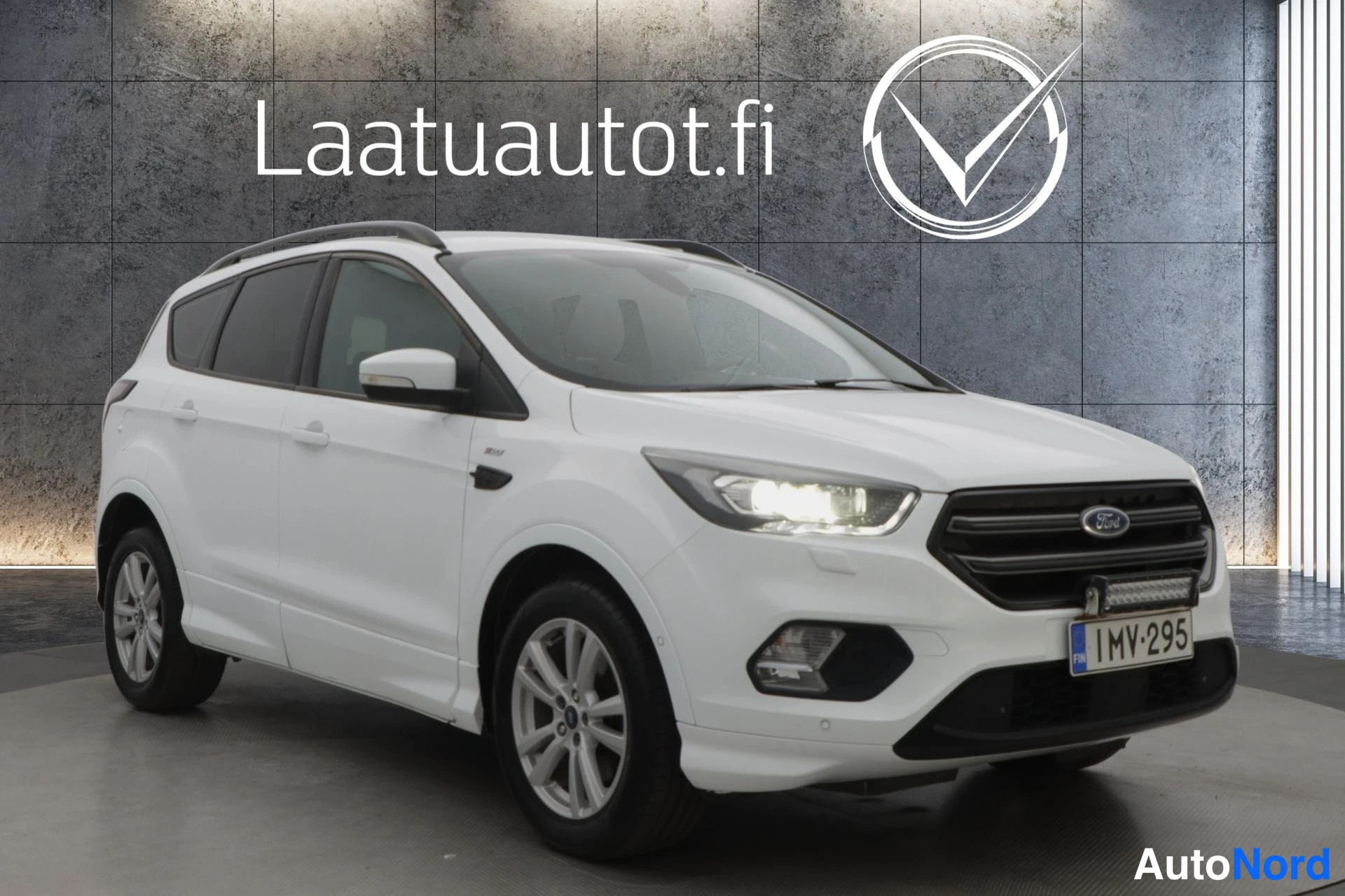 Valkoinen Ford Kuga 2017, etuviisto, keula oikealle, kuva 2