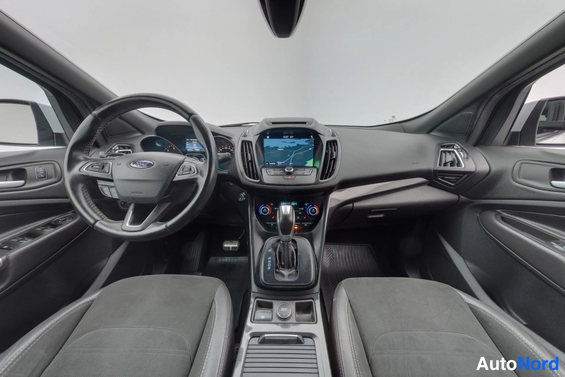 Valkoinen Ford Kuga 2017, kuva 11