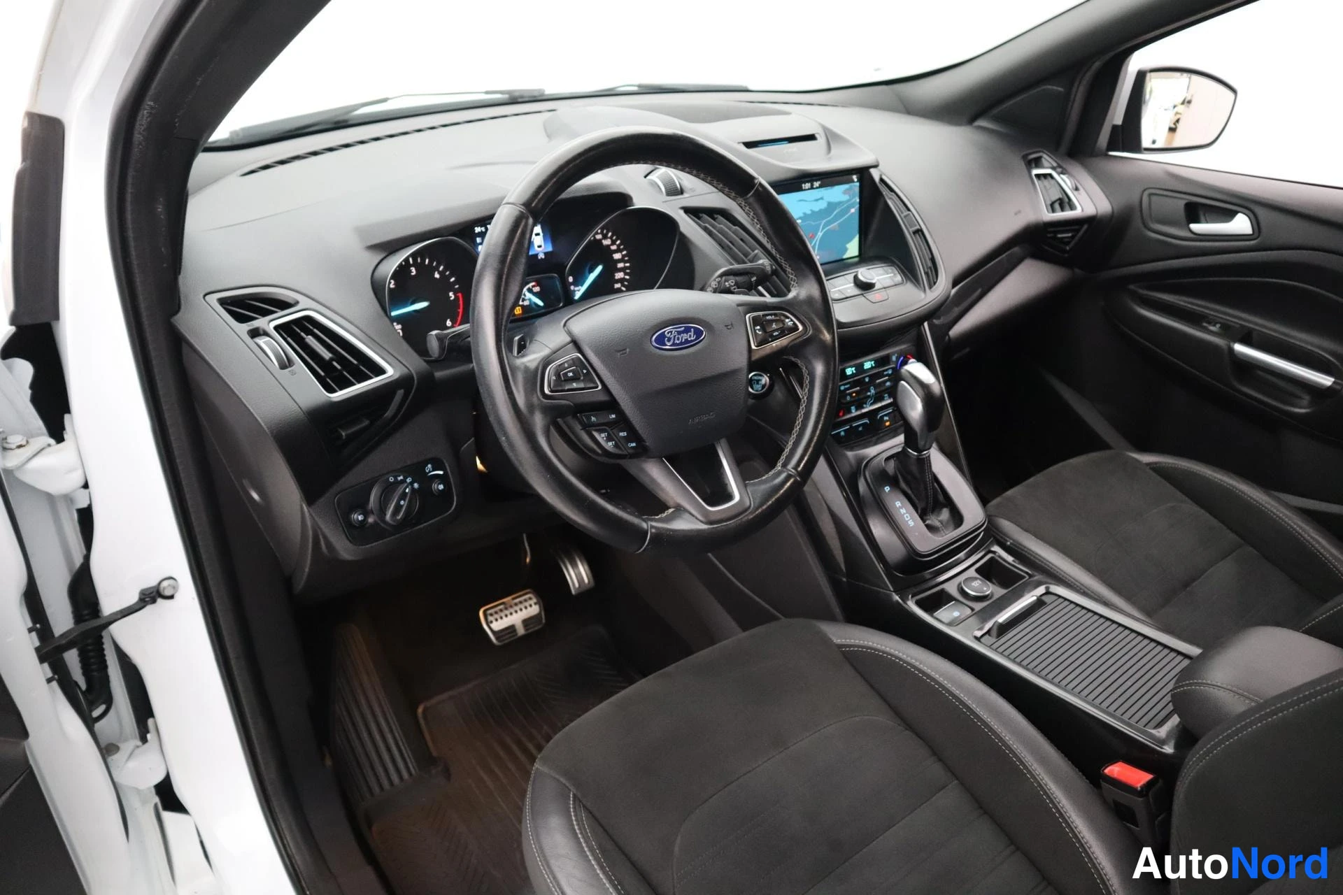 Valkoinen Ford Kuga 2017, kuva 13