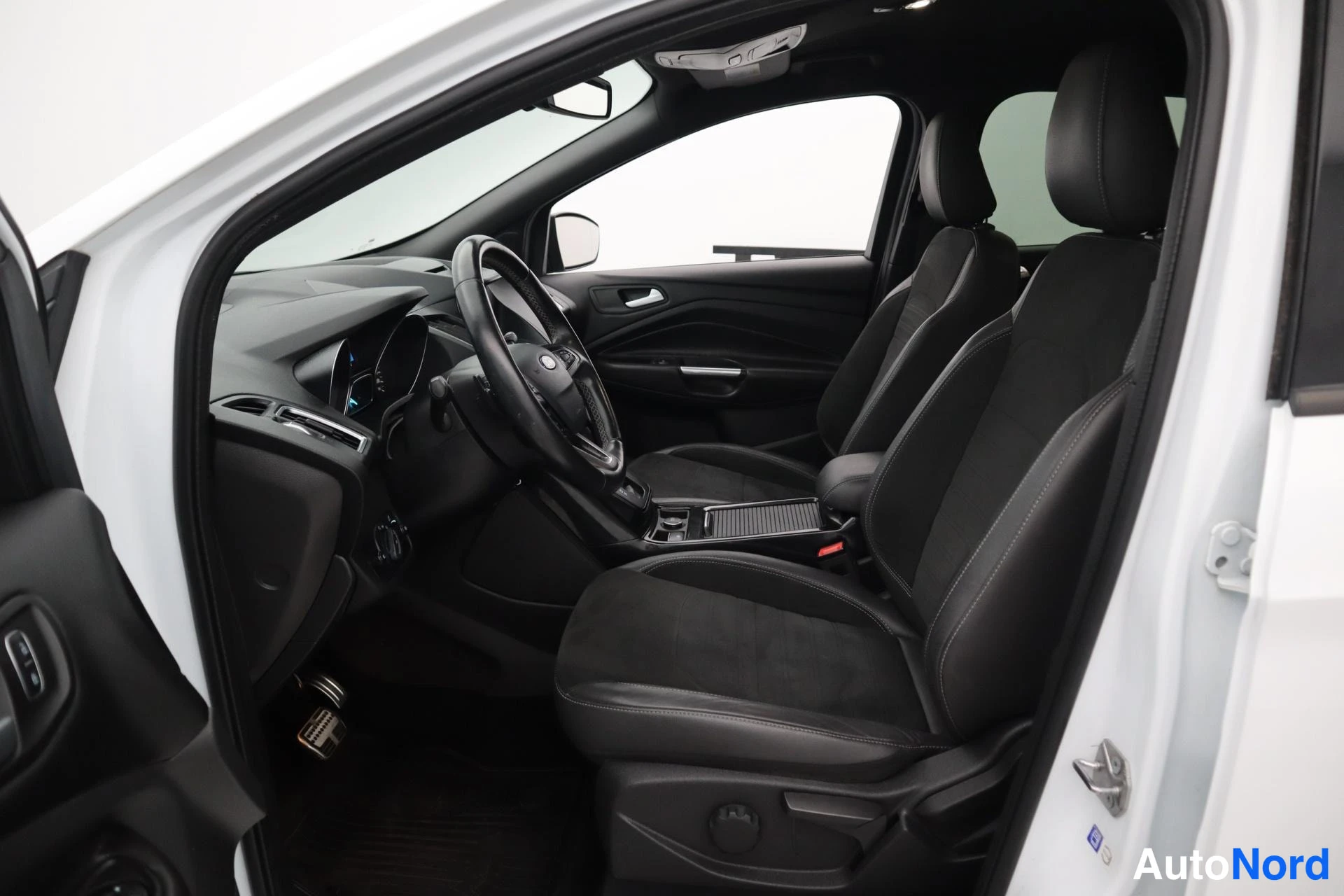 Valkoinen Ford Kuga 2017, kuva 14