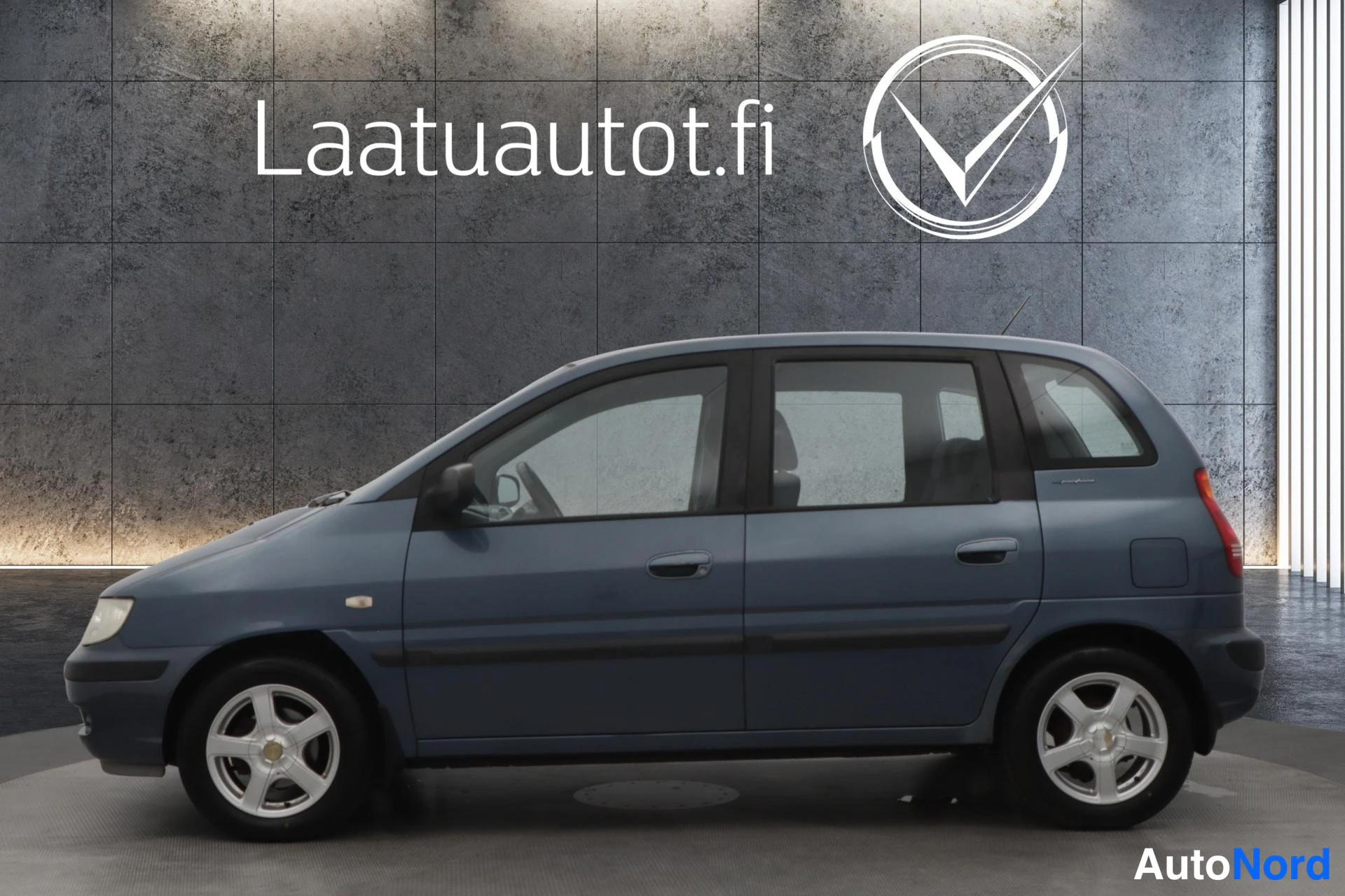 Sininen Hyundai Matrix 2005, etuviisto, keula vasemmalle, kuva 2