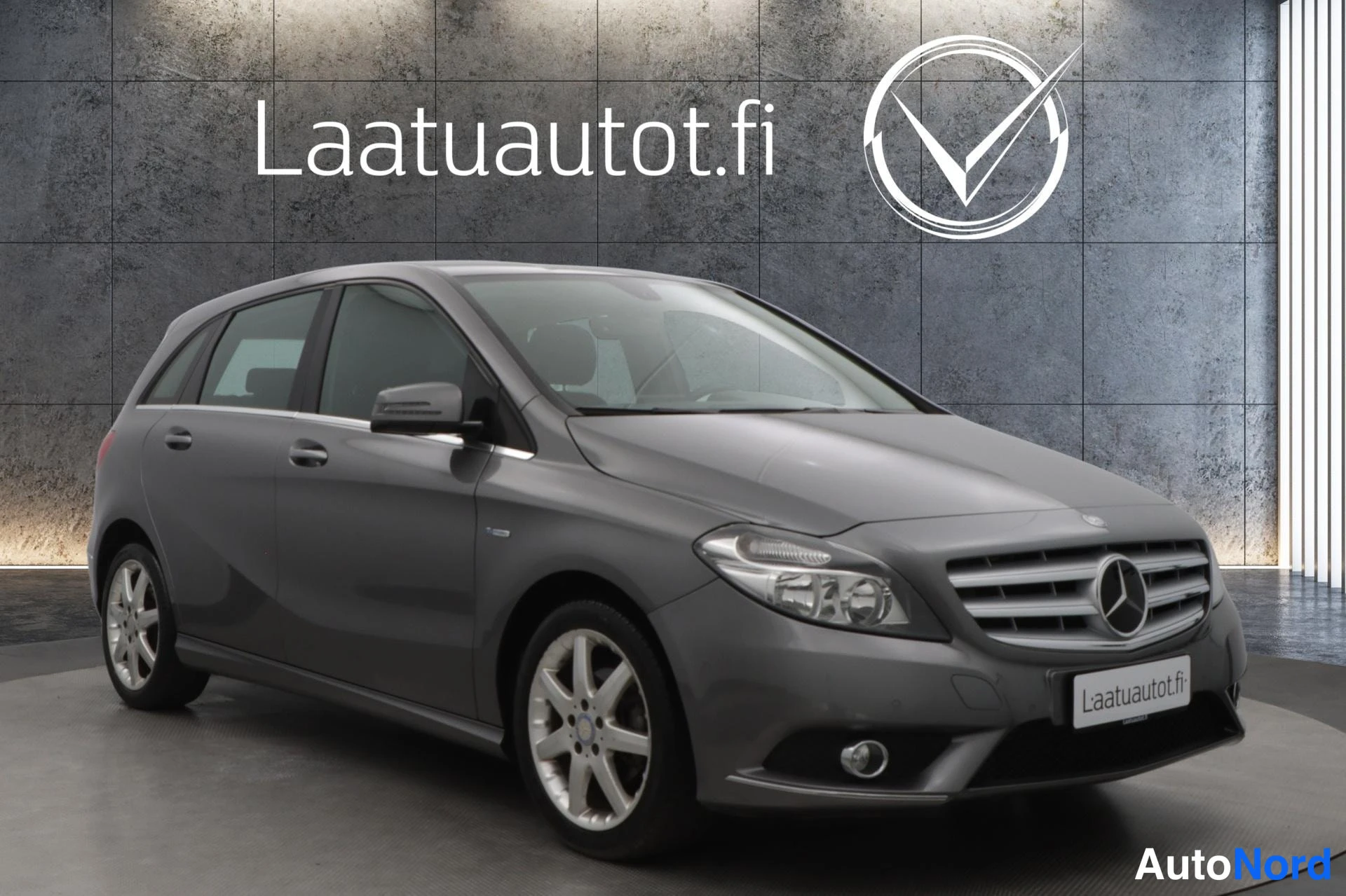 Harmaa Mercedes-Benz B 2012, etuviisto, keula oikealle, kuva 3