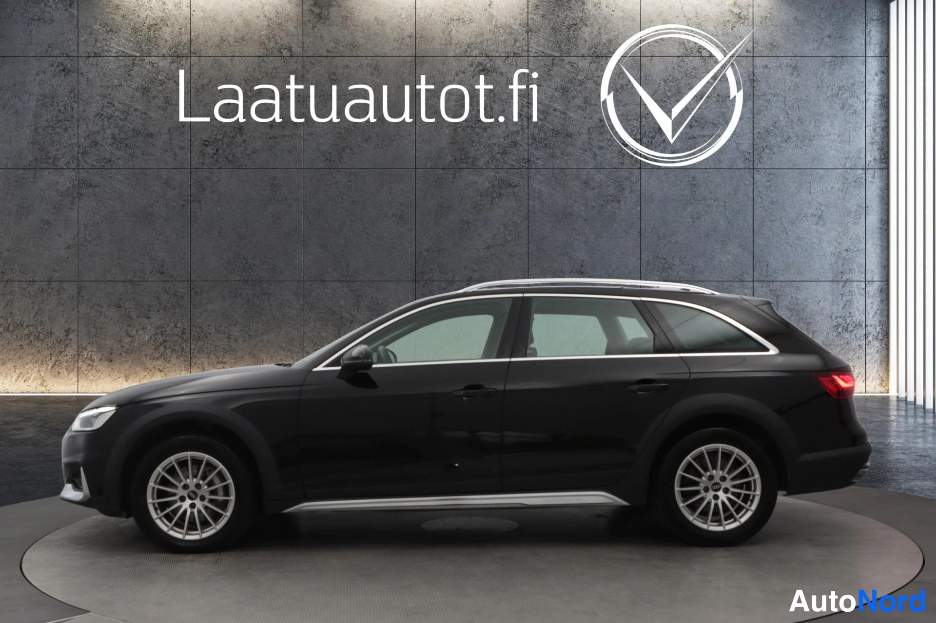 Musta Audi A4 Allroad 2021, sivulta, kuva 4
