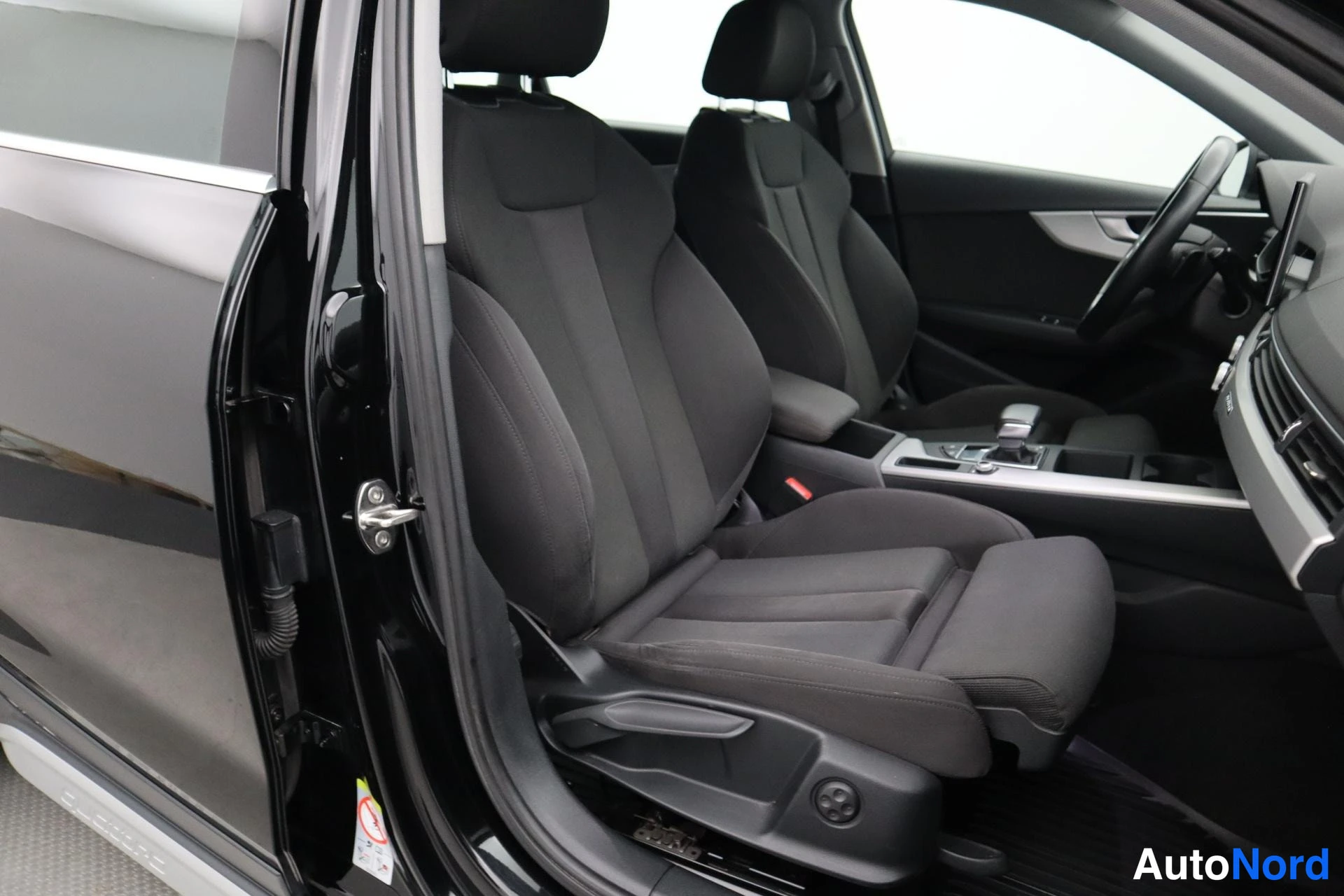 Musta Audi A4 Allroad 2021, etuistuimet, kuva 12