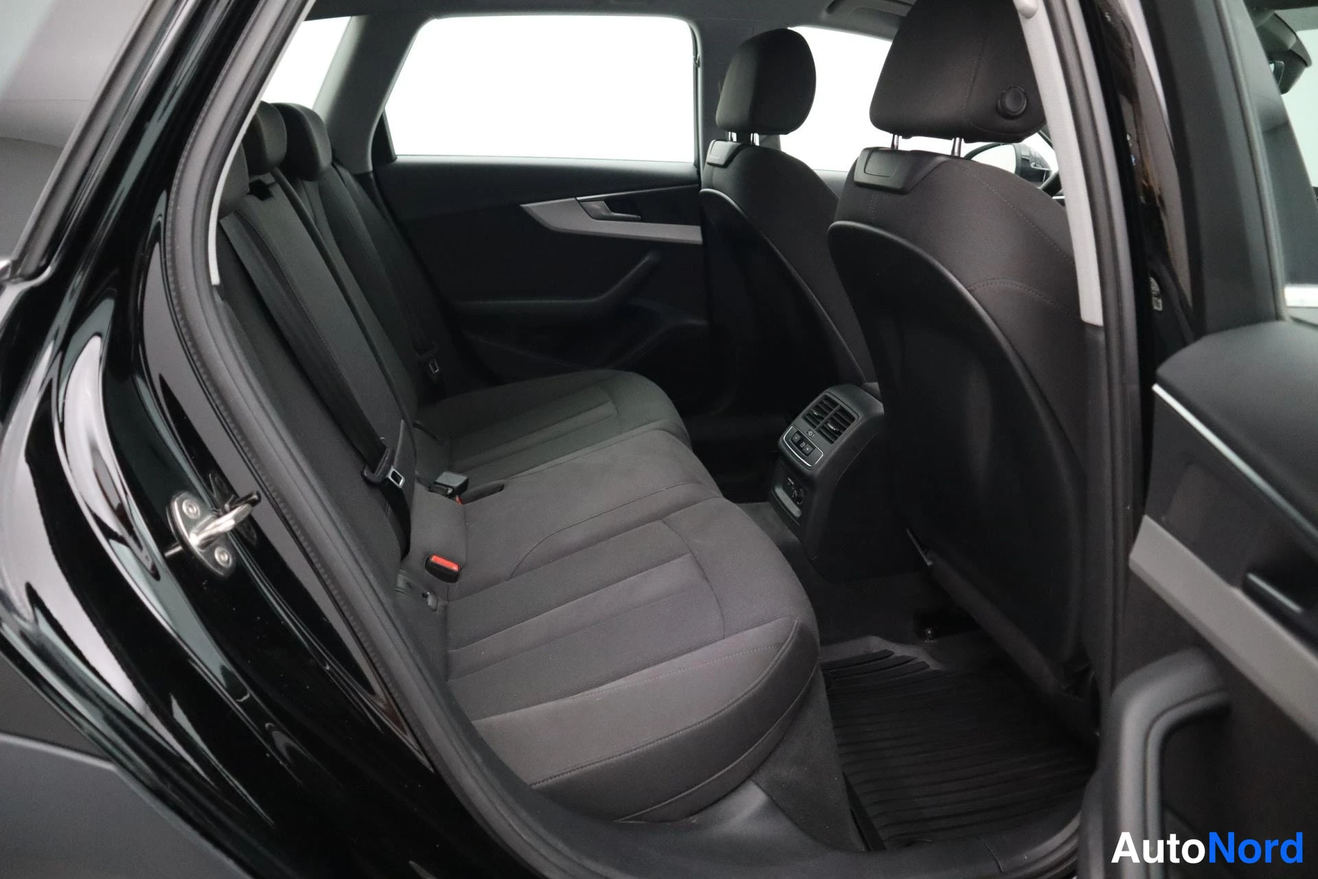 Musta Audi A4 Allroad 2021, takaistuimet, kuva 13