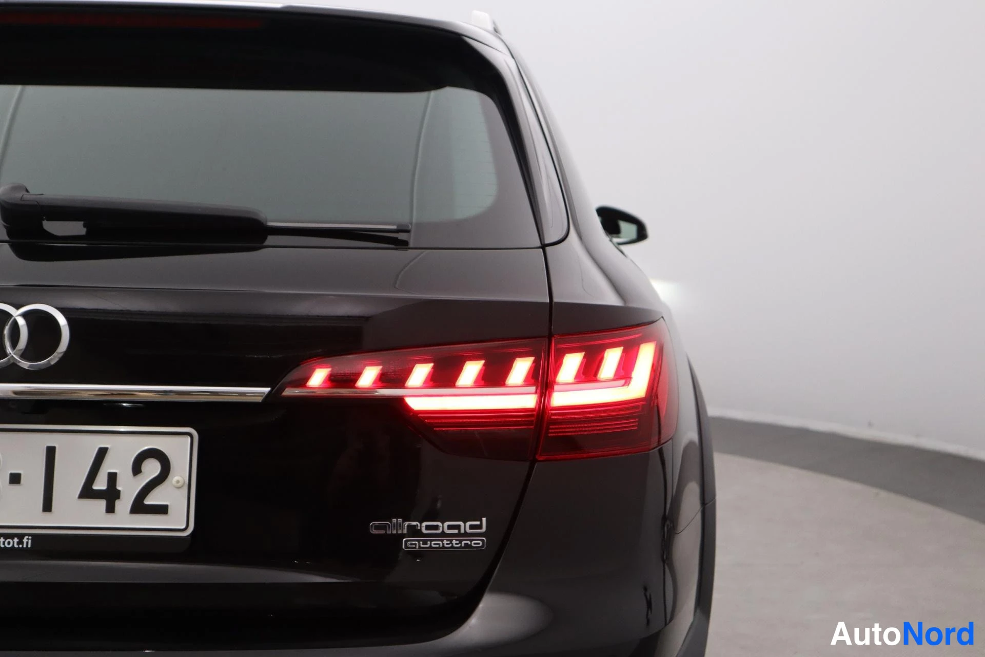 Musta Audi A4 Allroad 2021, takaa, kuva 10
