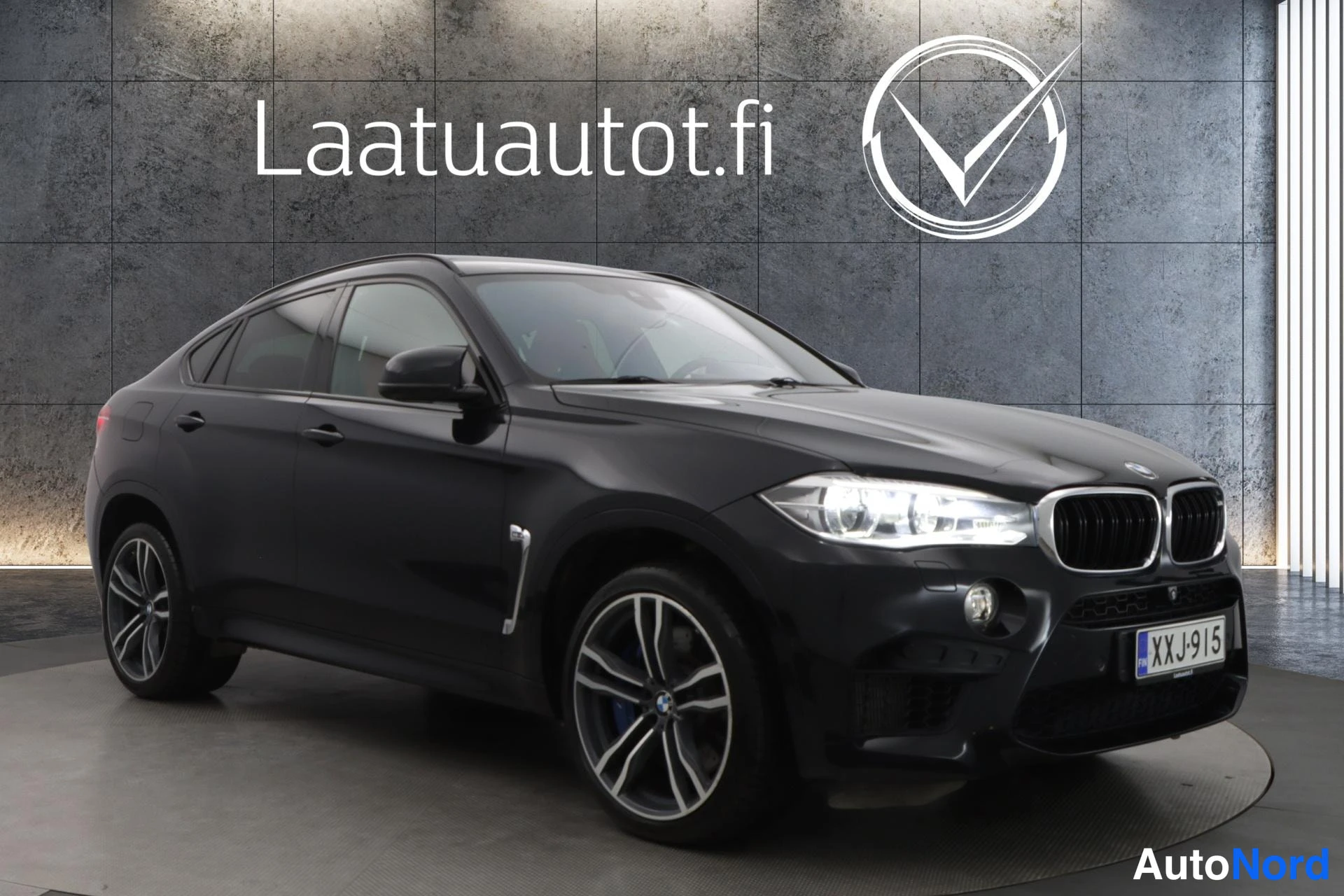 Musta BMW X6M 2015, etuviisto, keula oikealle, kuva 4
