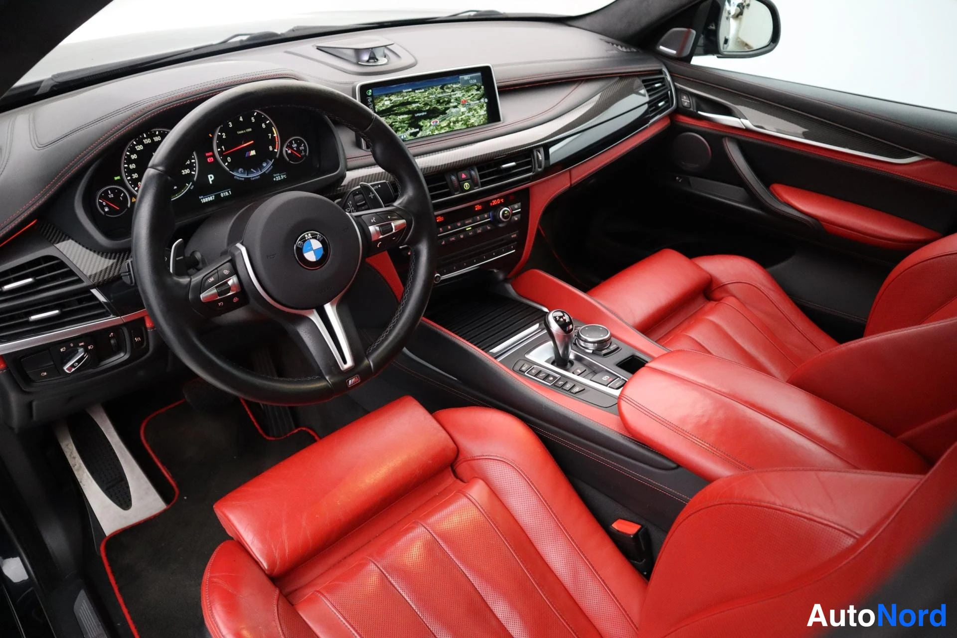 Musta BMW X6M 2015, etuviisto, keula vasemmalle, kuva 2