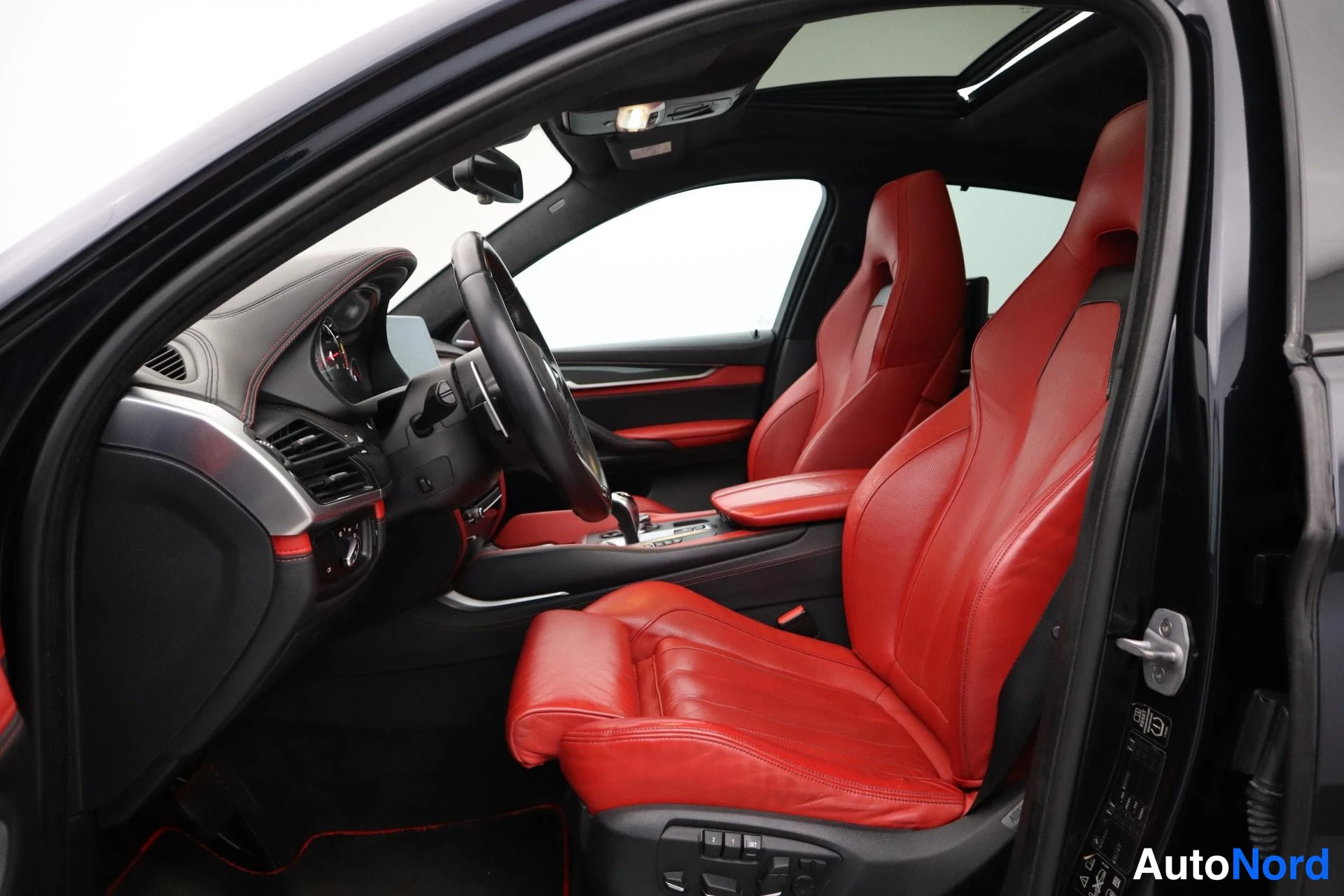 Musta BMW X6M 2015, etuviisto, keula vasemmalle, kuva 3
