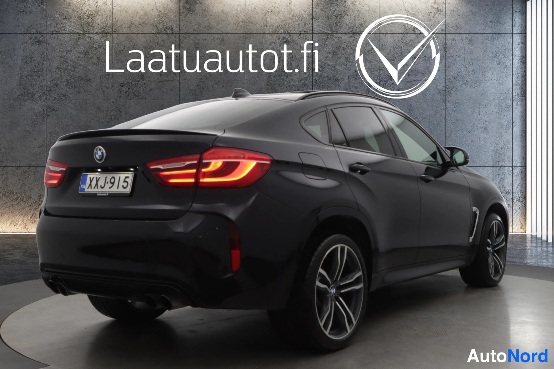 Musta BMW X6M 2015, takaviisto, kuva 8