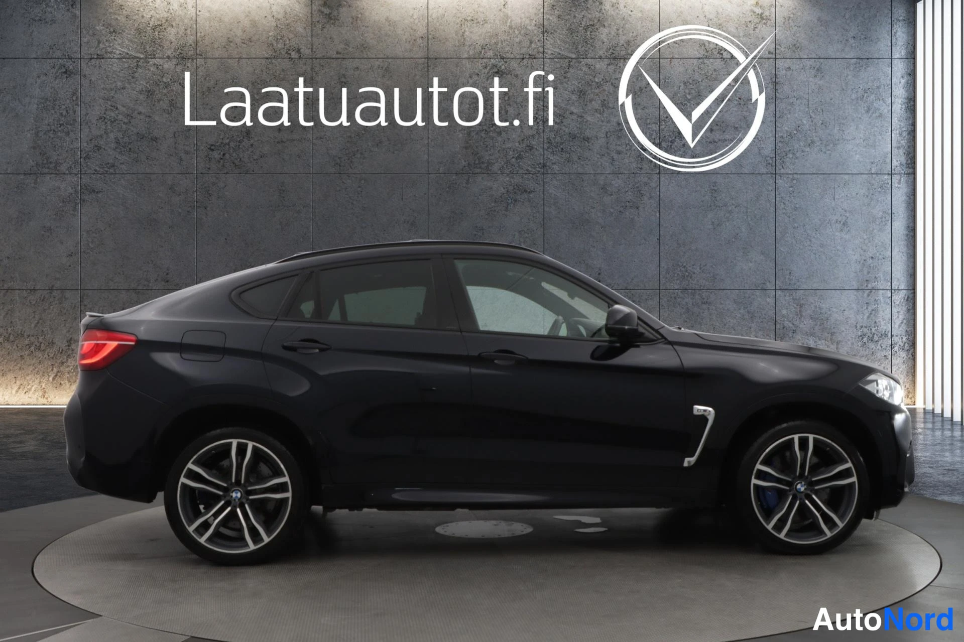 Musta BMW X6M 2015, sivulta, kuva 5