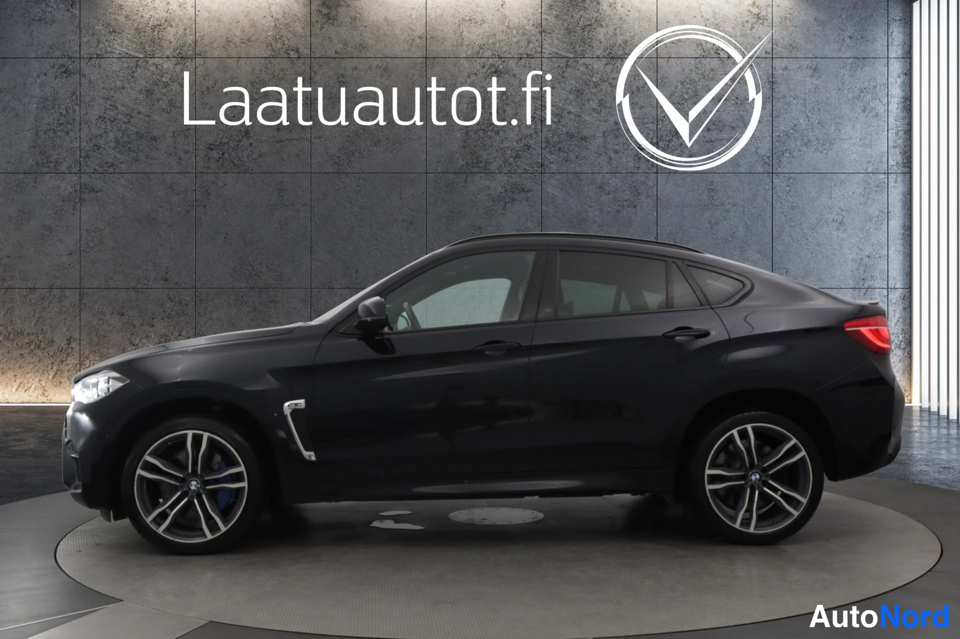 Musta BMW X6M 2015, sivulta, kuva 6