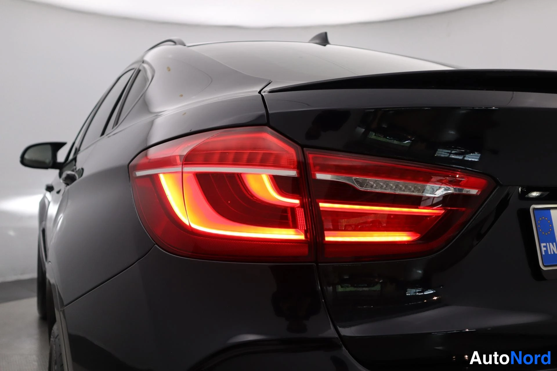 Musta BMW X6M 2015, takaviisto, kuva 9