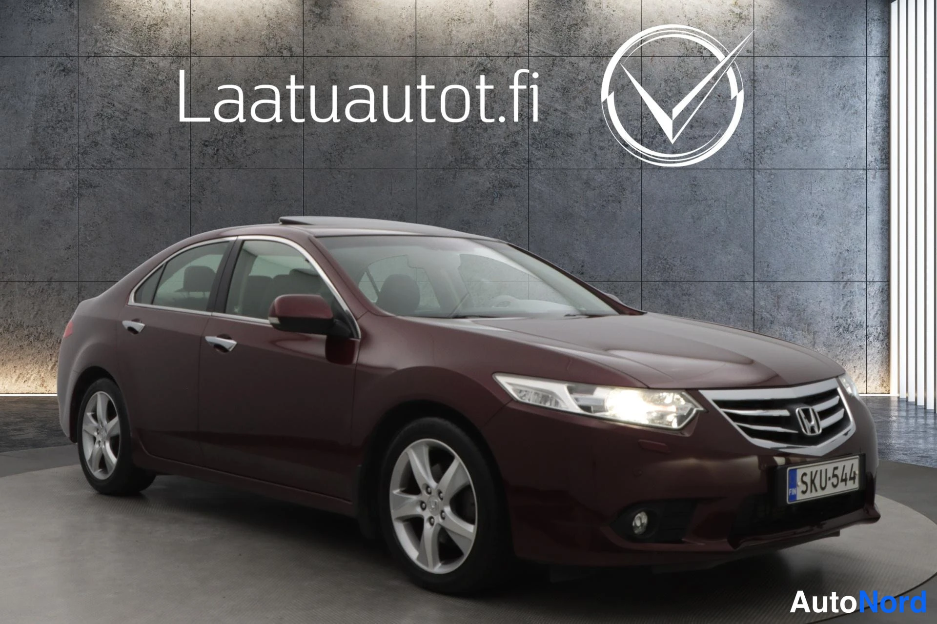Punainen Honda Accord 2013, etuviisto, keula oikealle, kuva 3