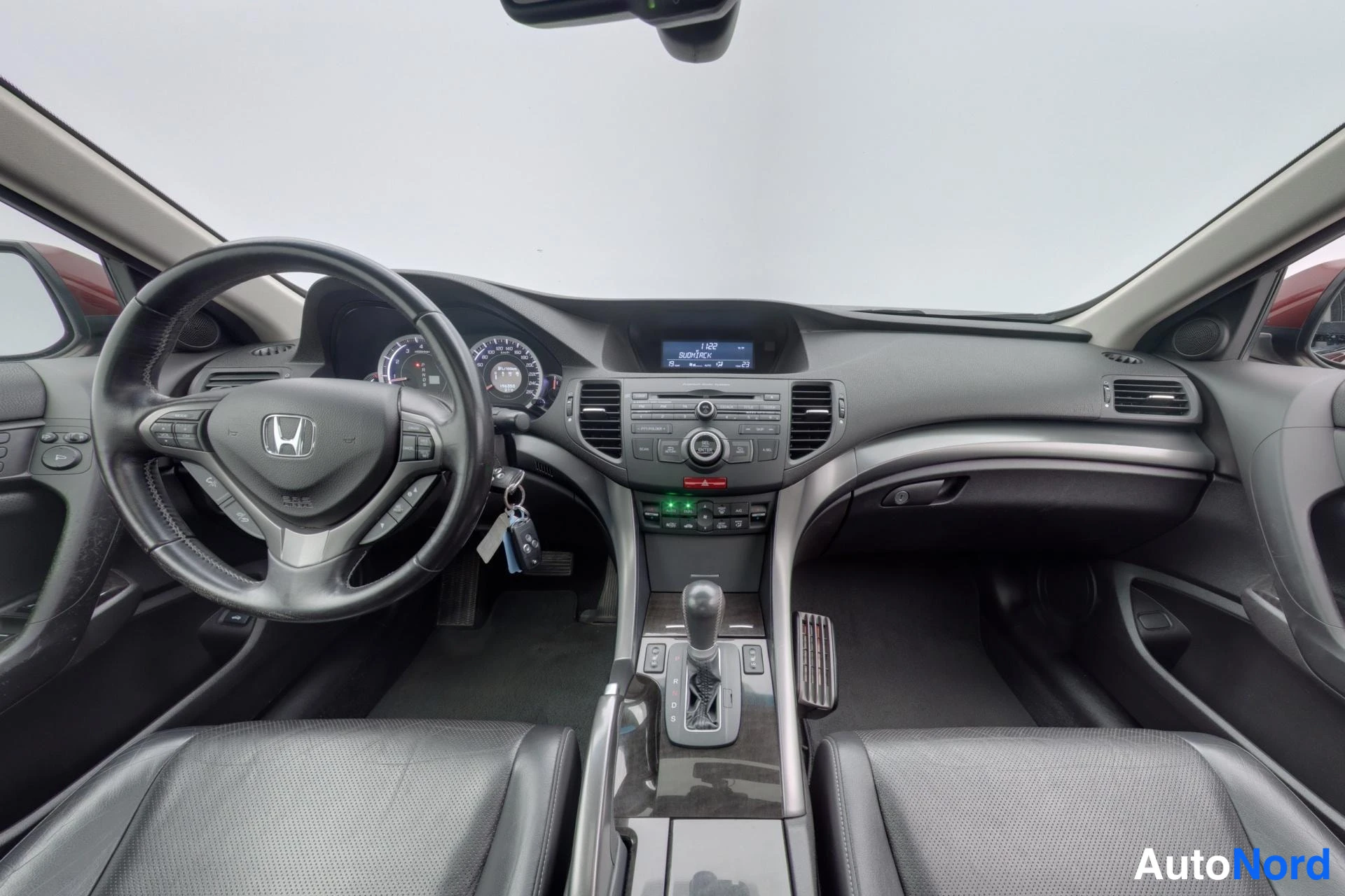 Punainen Honda Accord 2013, kuva 11