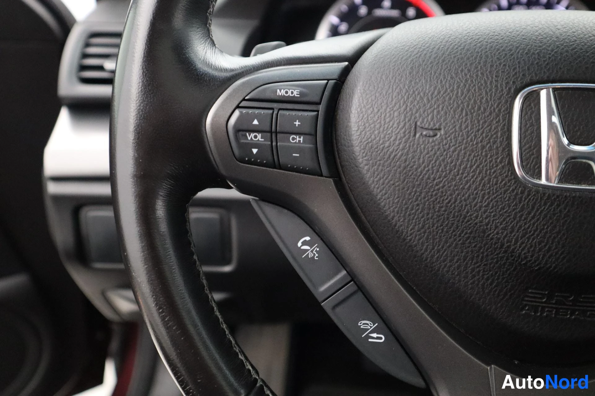 Punainen Honda Accord 2013, kuva 13