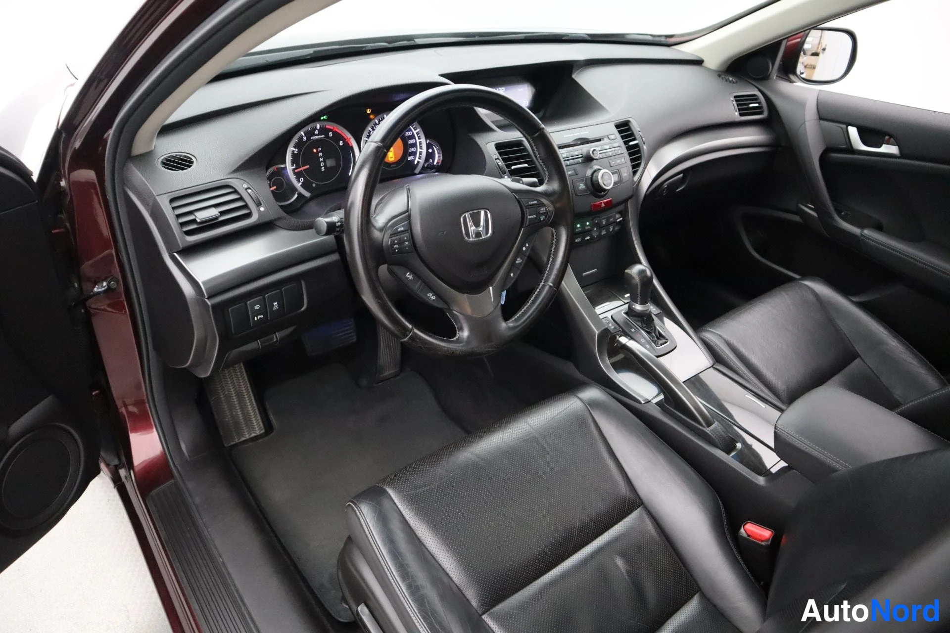 Punainen Honda Accord 2013, kuva 17