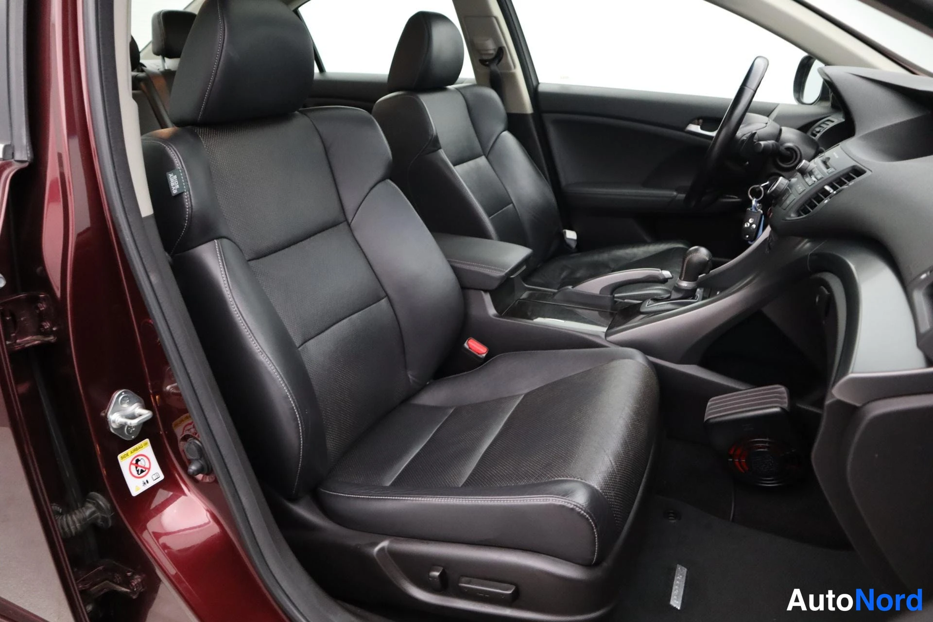 Punainen Honda Accord 2013, kuva 31