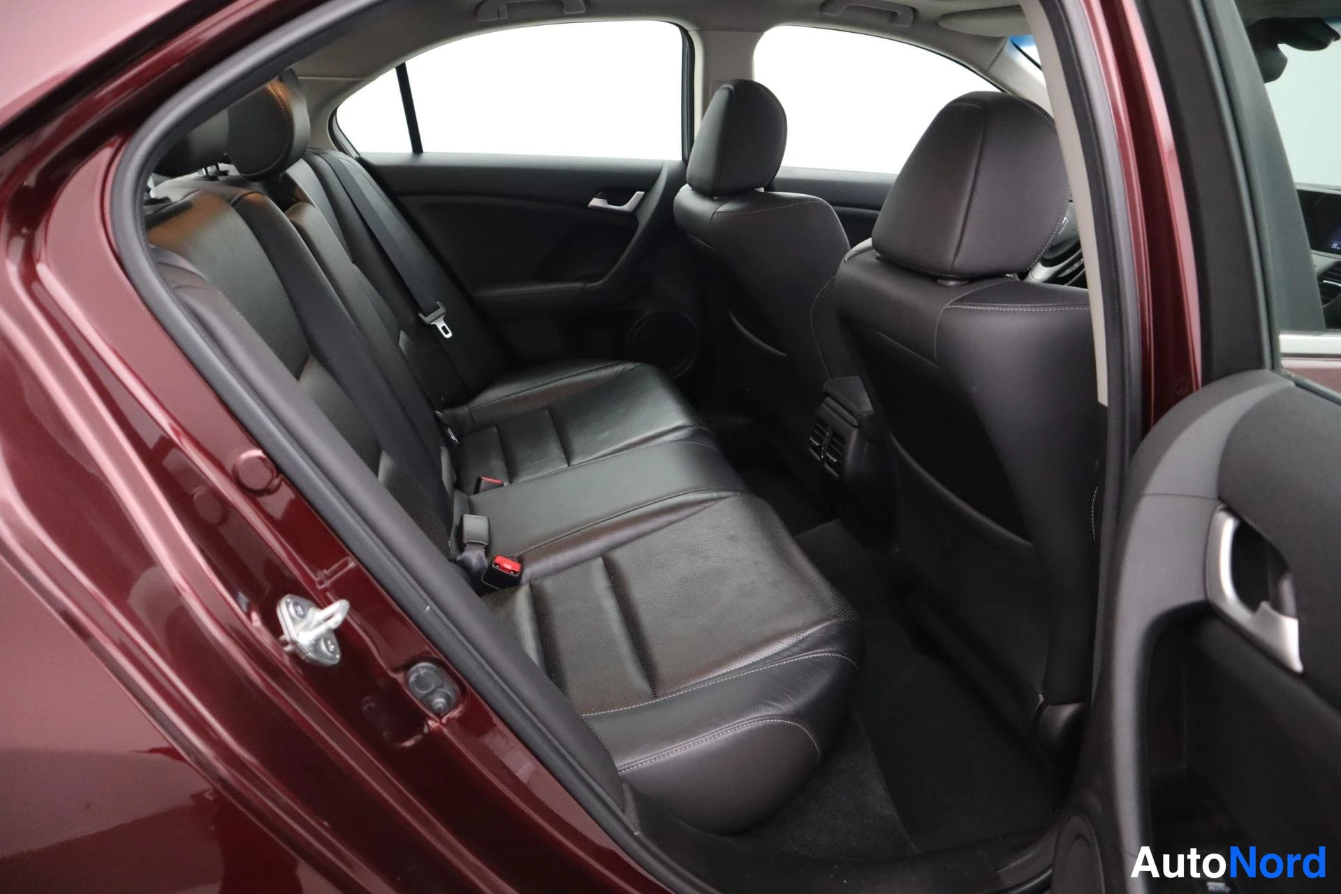 Punainen Honda Accord 2013, kuva 24