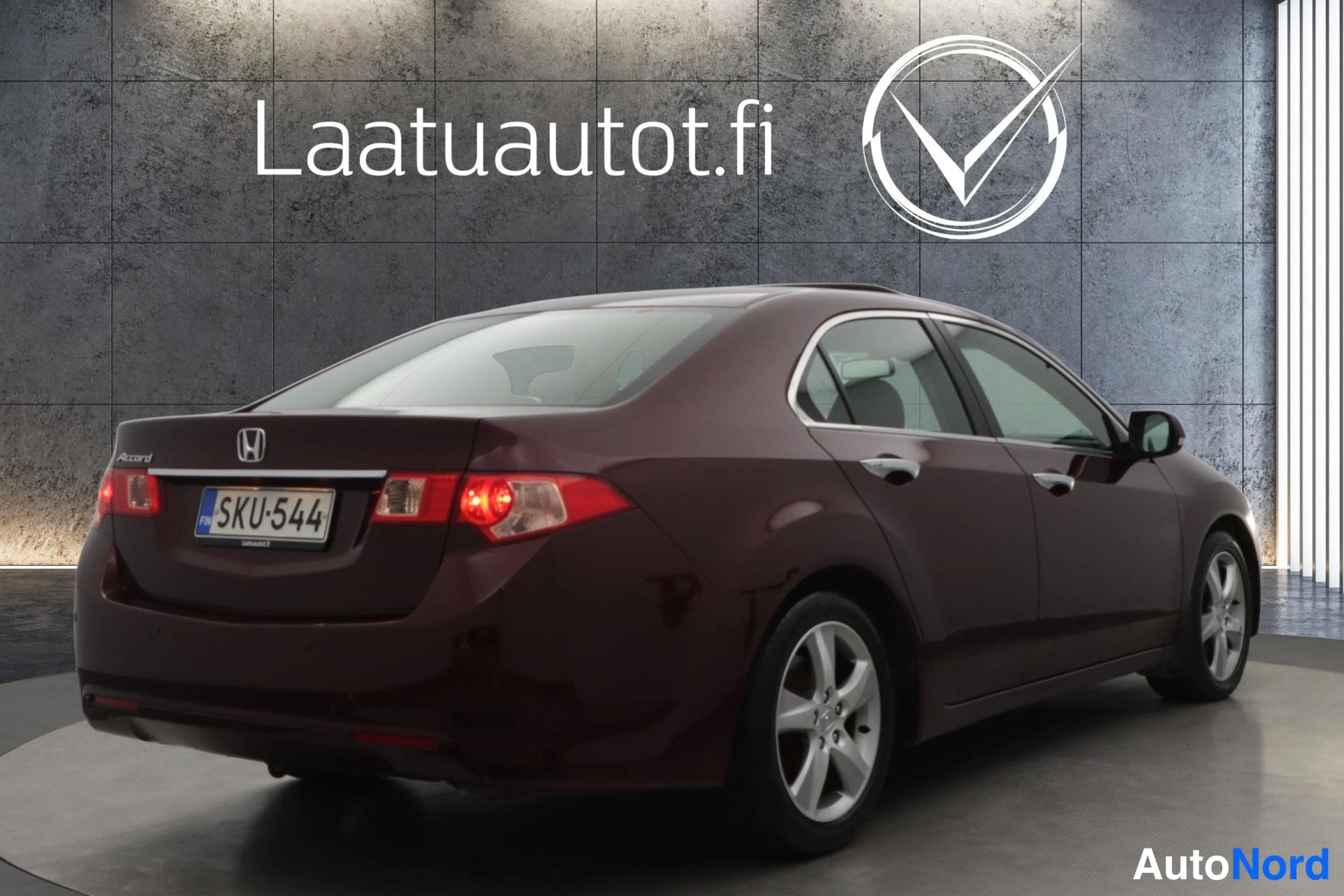 Punainen Honda Accord 2013, takaviisto, kuva 6
