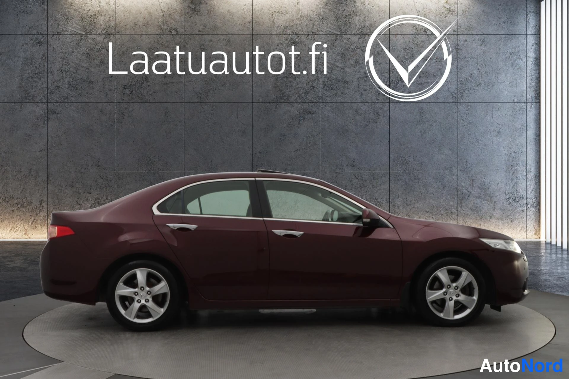 Punainen Honda Accord 2013, sivulta, kuva 4