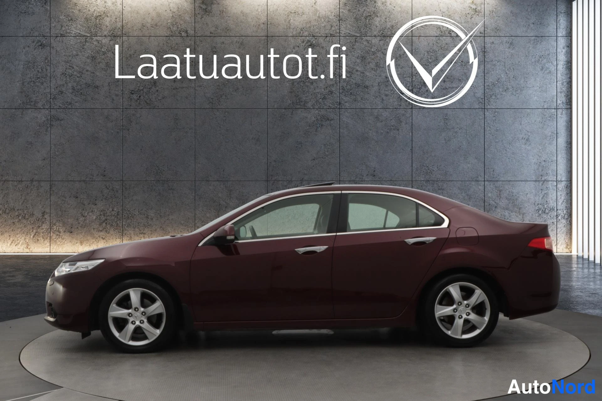 Punainen Honda Accord 2013, etuviisto, keula vasemmalle, kuva 2